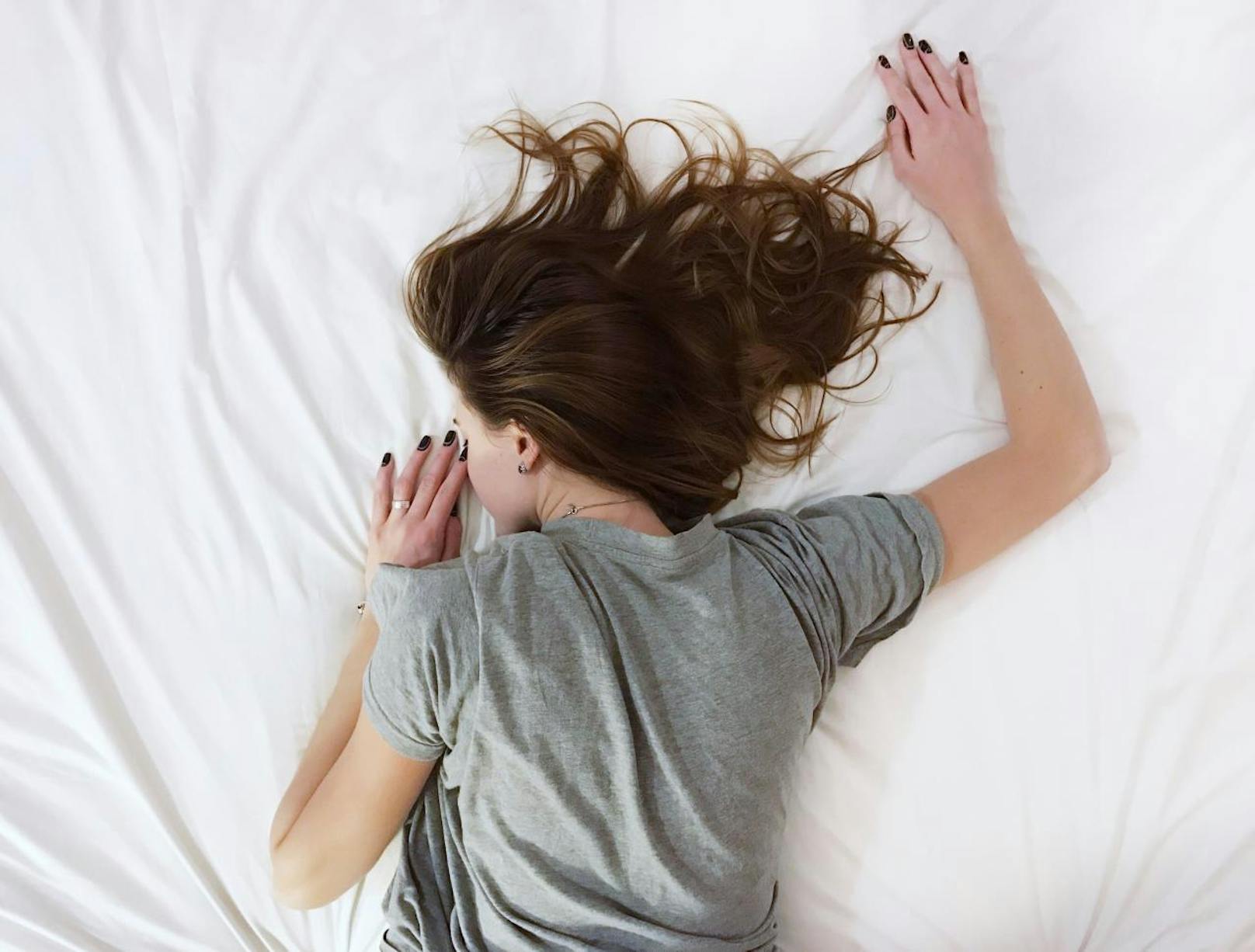 Ein Drittel der Österreicher kämpft mit "gravierenden Schlafproblemen". Die Gründe dafür sind vielfältig, wir nennen dir fünf mögliche Ursachen.