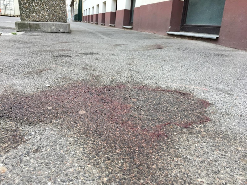 Die Wiener Polizei wurde gegen 22.20 Uhr zu einem Einsatz in die Blumengasse im 17. Bezirk gerufen. Mehrere Passanten hatten umgehend Alarm geschlagen, nachdem sie einen verletzten Mann bemerkt hatten.