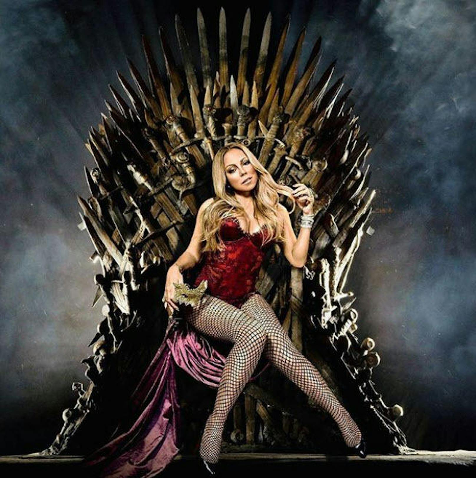 22.04.2019: Auch Mariah Carey hat das "Game of Thrones"-Fieber gepackt. Sie nimmt am Eisernen Thron Platz und wird von ihren Fans mit Fantasy-Adelstiteln überhäuft.