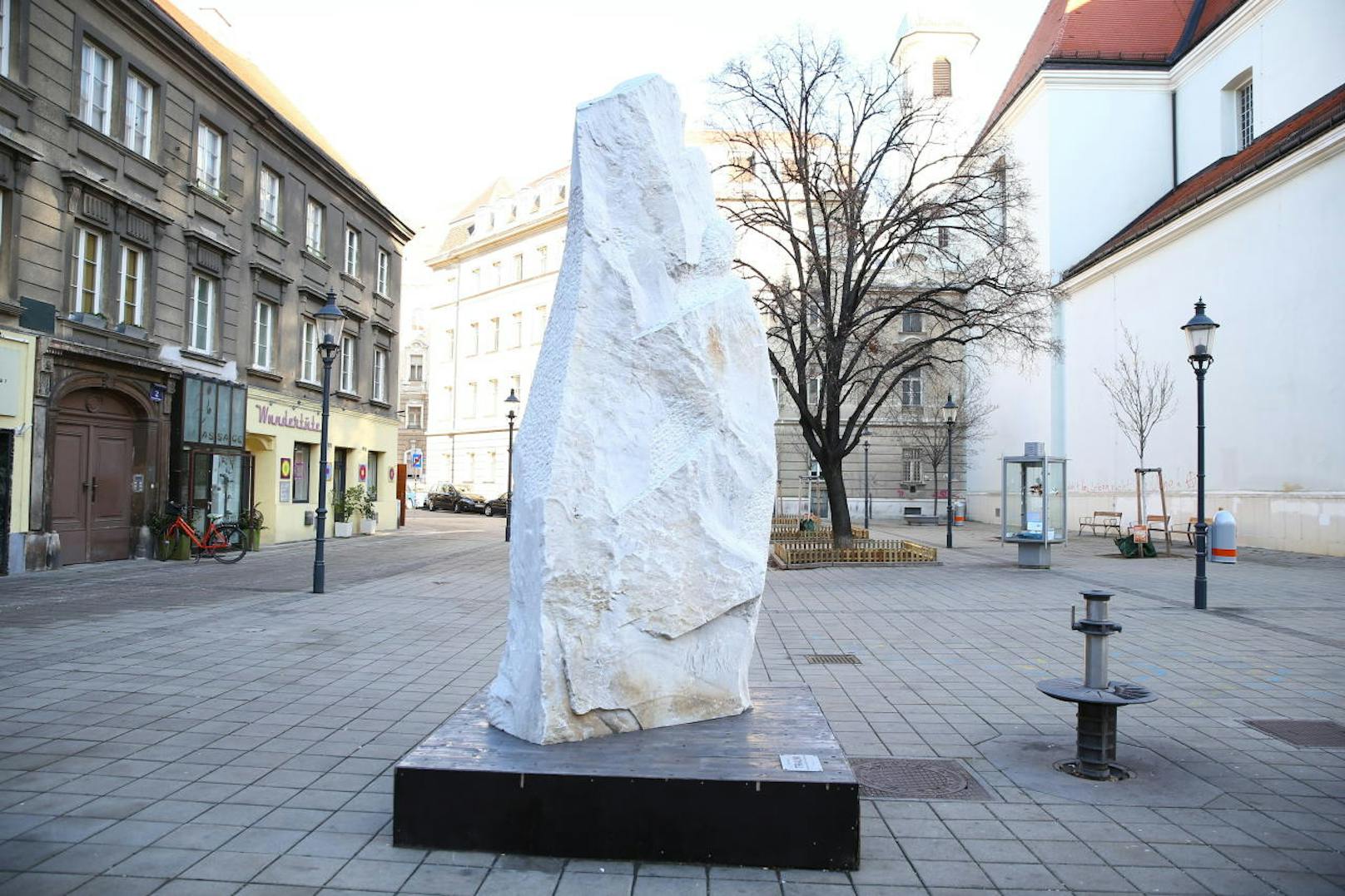 Die Skulptur "Traum" mitten auf dem Karmeliterplatz erregt die Gemüter. Im Grätzel nennt man sie nur mehr "das Phallus-Symbol".