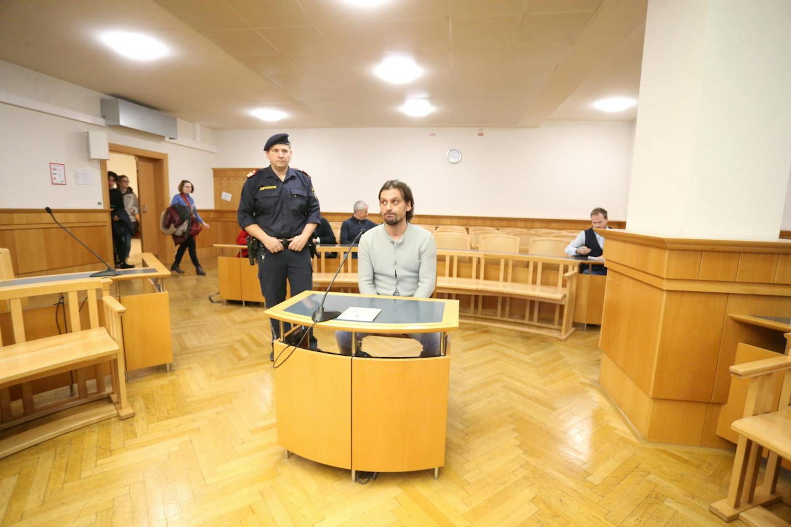Kuljic behauptet, nach wie vor süchtig zu sein, schlug daher vor, anstatt einer Strafe eine Therapie zu bekommen. Sollte diese genehmigt werden, kommt er - da er bereits in Untersuchungshaft saß - vorzeitig auf freien Fuß.