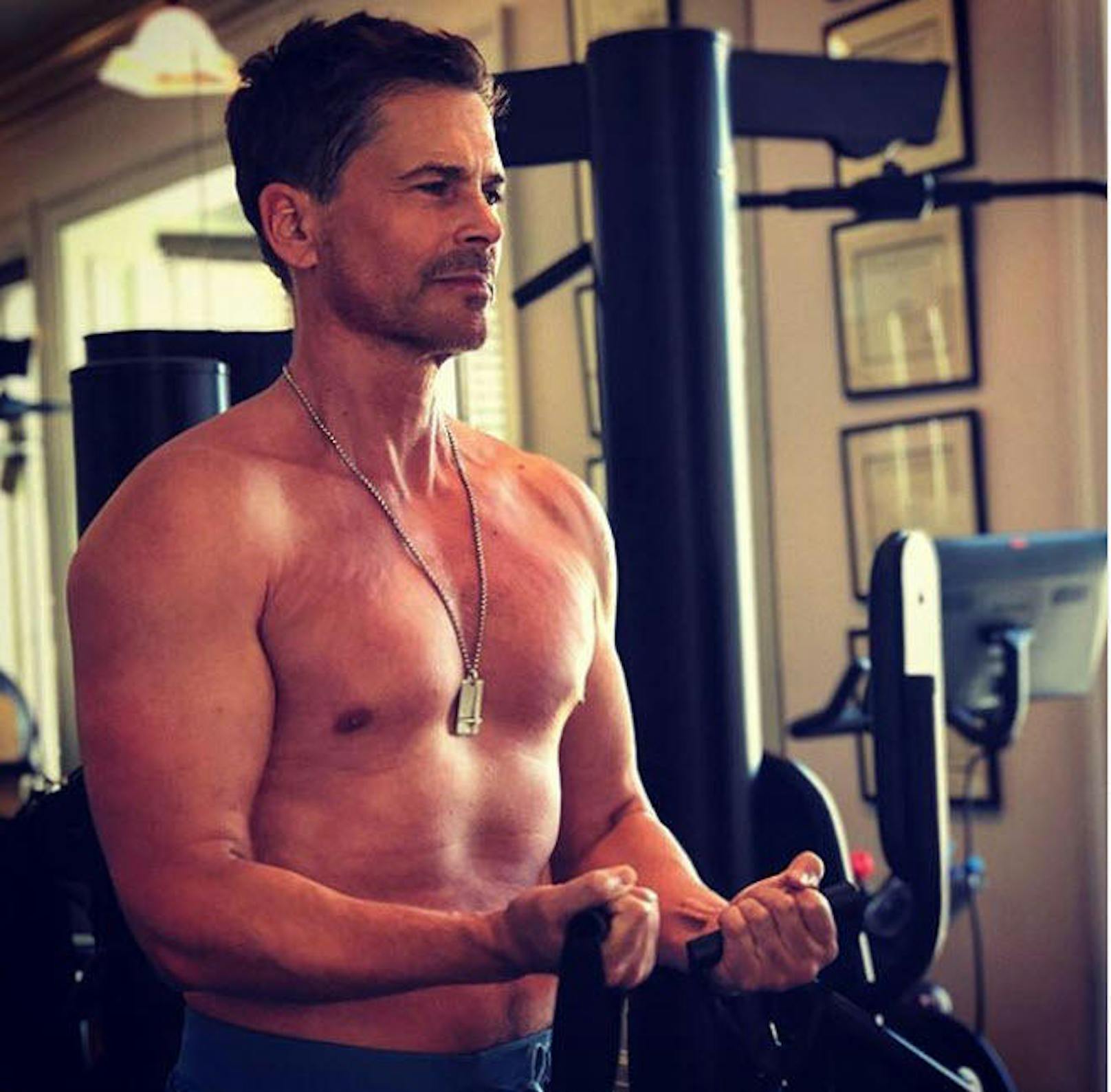 10.04.2019: 55 Jahre alt und immer noch bestens in Form - Rob Lowe zeigt seine Muskeln auf Instagram. 