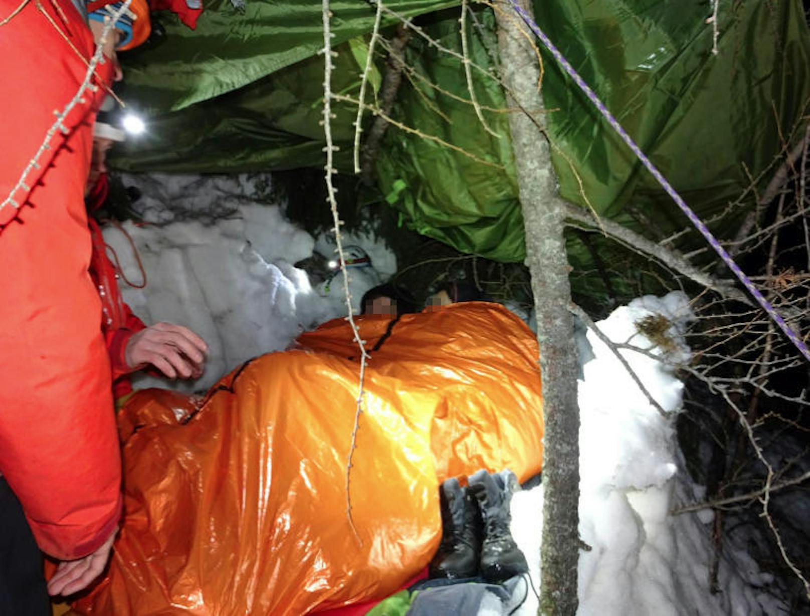 Gut eingepackt verbrachten die beiden Bergsteiger aus Tschechien die kalte Nacht am Berg.