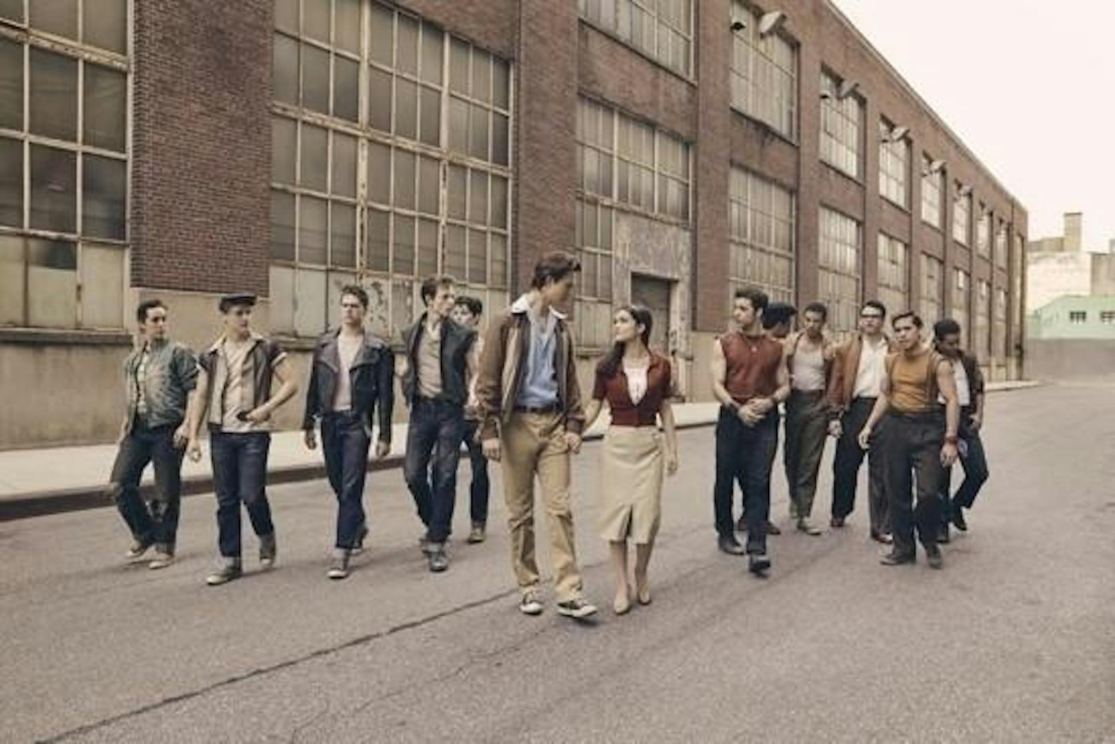 <b>WEST SIDE STORY</b>
(Kinostart: 17.12.2020)

Waren es 2019 noch Katzen in London, kämpfen 2020 die Straßenbanden Jets und Sharks um die Vorherrschaft auf New Yorks Straßen: "West Side Story", diesmal von Steven Spielberg inszeniert, bietet Nostalgie und Herzschmerz vom Feinsten. Mit dabei: Teenie-Schwarm Ansel Elgort ("Baby Driver")