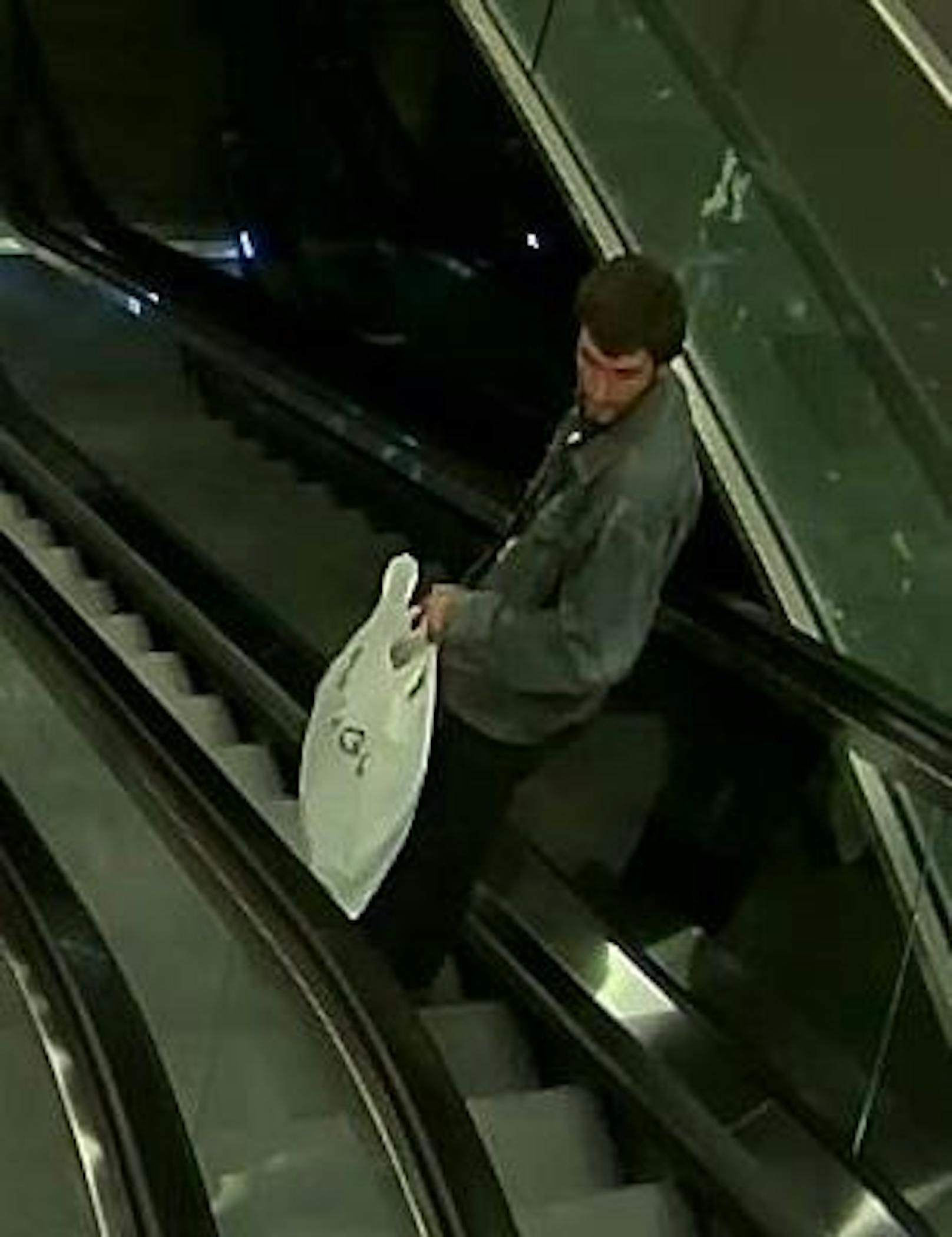 Der unbekannter Täter soll bereits am 22. September um 10 Uhr vormittags am Wiener Hauptbahnhof in Favoriten in einem Geschäft Schuhe im Wert von rund 45 Euro gestohlen haben.