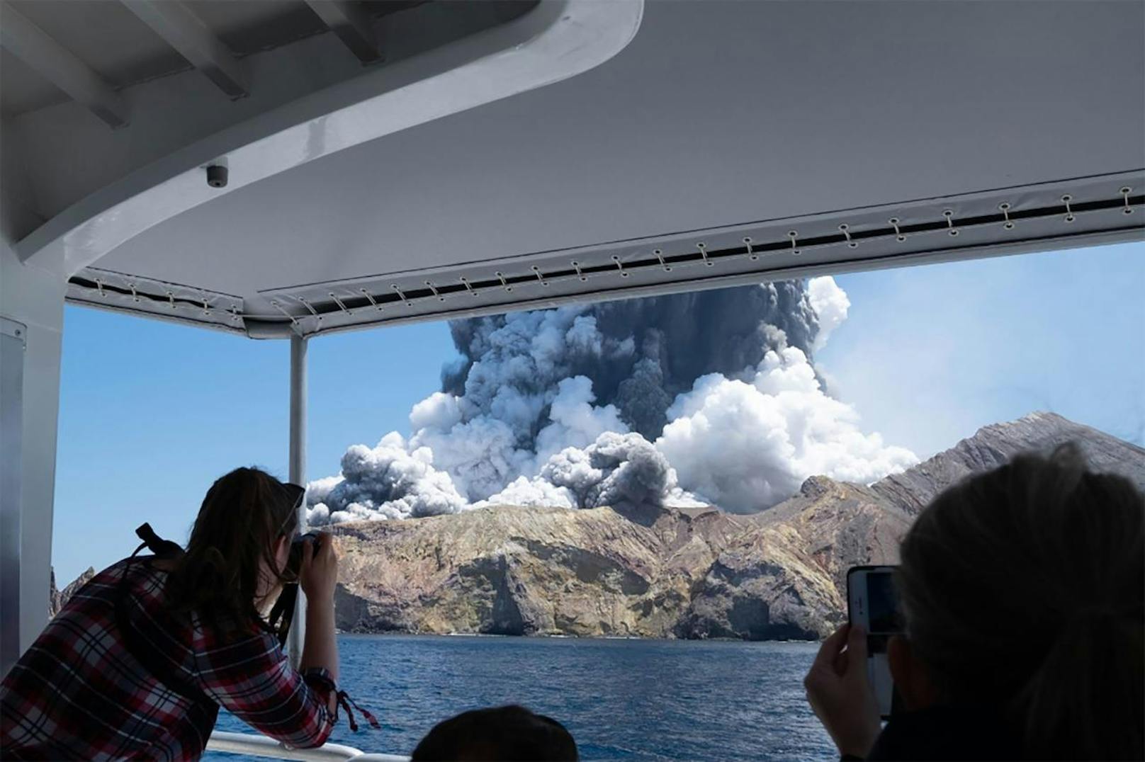 US-Tourist Michael Schade stand kurz vor der Katastrophe noch selbst im Inneren der Caldera von White Island. Von einem Boot aus erlebte er den Vulkanausbruch hautnah mit.