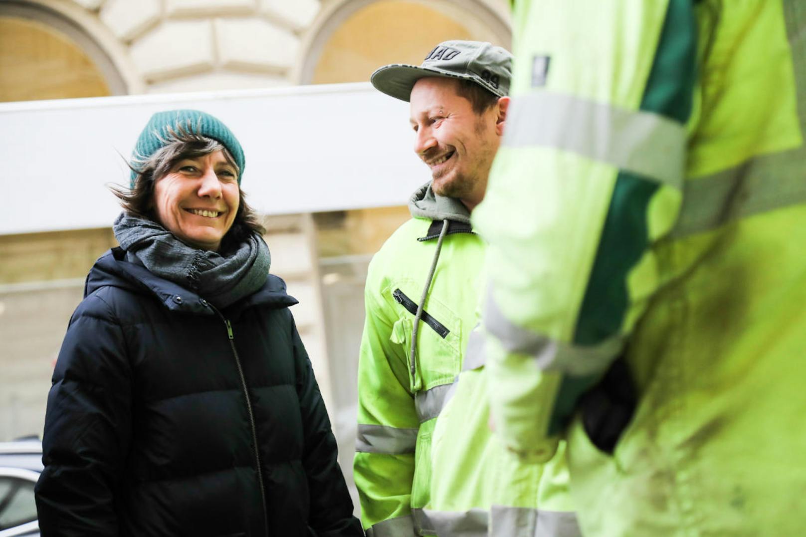 Verkehrsstadträtin Birgit Hebein (Grüne) beim "Anradeln" des neuen Radwegs auf der Linken Wienzeile. Die Bauarbeiten sind zwei Wochen früher - nämlich schon am 29. November - fertig. Hebein bedankte sich dafür am Mittwoch bei den Arbeitern mit Kaffee und Kipferl.