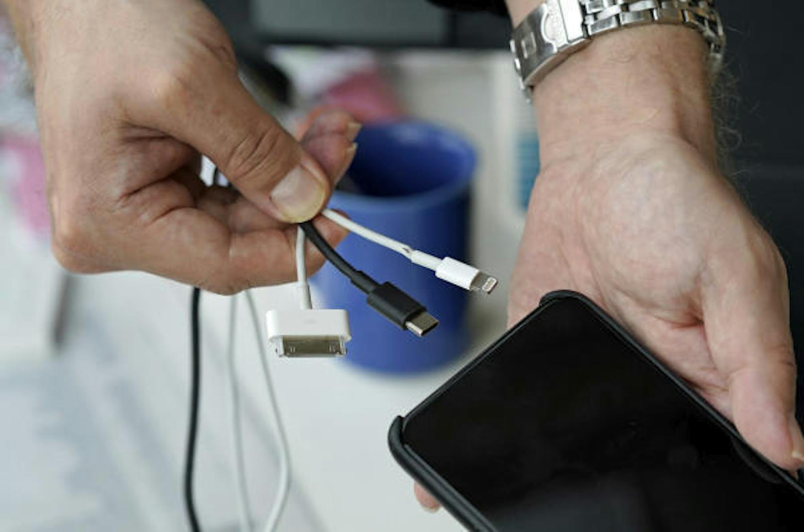 Gehört das Durcheinander an verschiedenen Ladekabeln bald schon der Vergangenheit an? Laut einem Bericht von Bloomberg.com testet Apple einen neuen Steckeranschluss für das kommende iPhone.