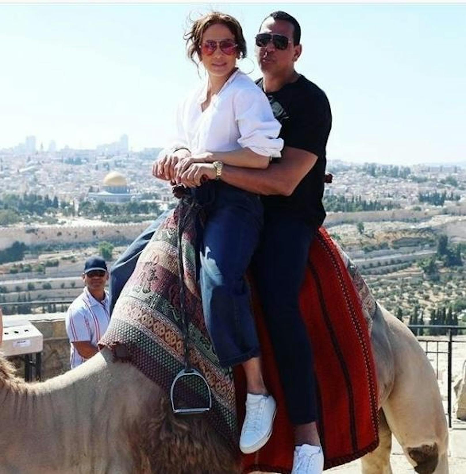 03.08.2019: Urlaubsgrüße aus Israel sendet Jennifer Lopez ihren Fans auf Instagram. Gemeinsam mit ihrem Verlobten A-Rod und den Kindern weilt die 50-Jährige momentan im Nahen Osten. Der obligatorische Touristen-Ritt auf einem Kamel musste sein. 