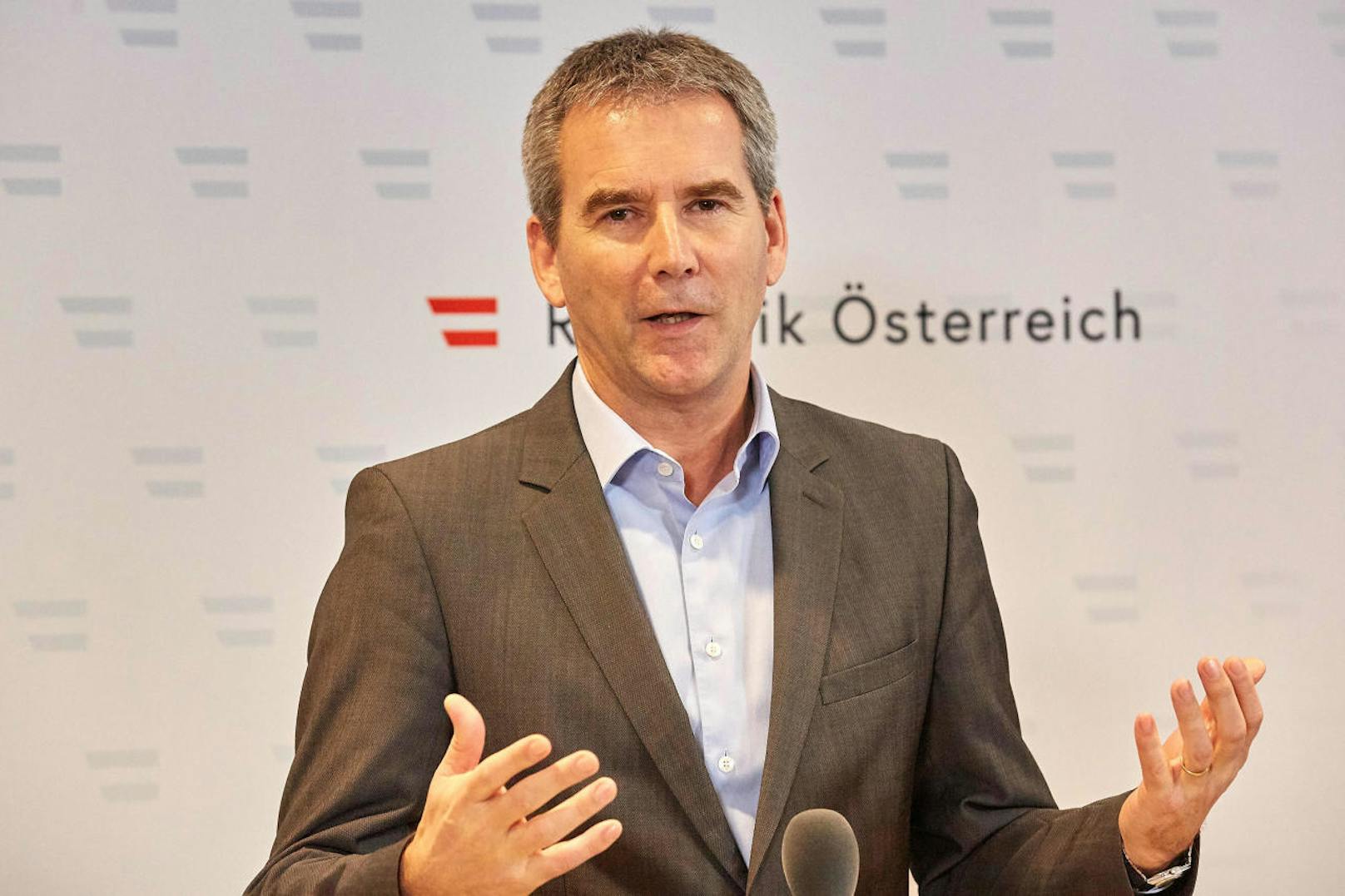 Finanzminister Hartwig Löger (ÖVP) erklärte, dass die Senkung der SVA-Beiträge rund 700 Millionen bringen soll.