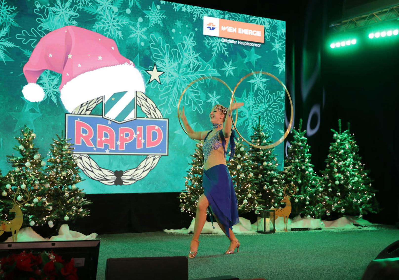 Rapid verwandelte das Allianz Stadion in einen Christkindlmarkt und feierte mit 6.200 Fans Weihnachten. "Heute" hat die Fotos zum Fest.