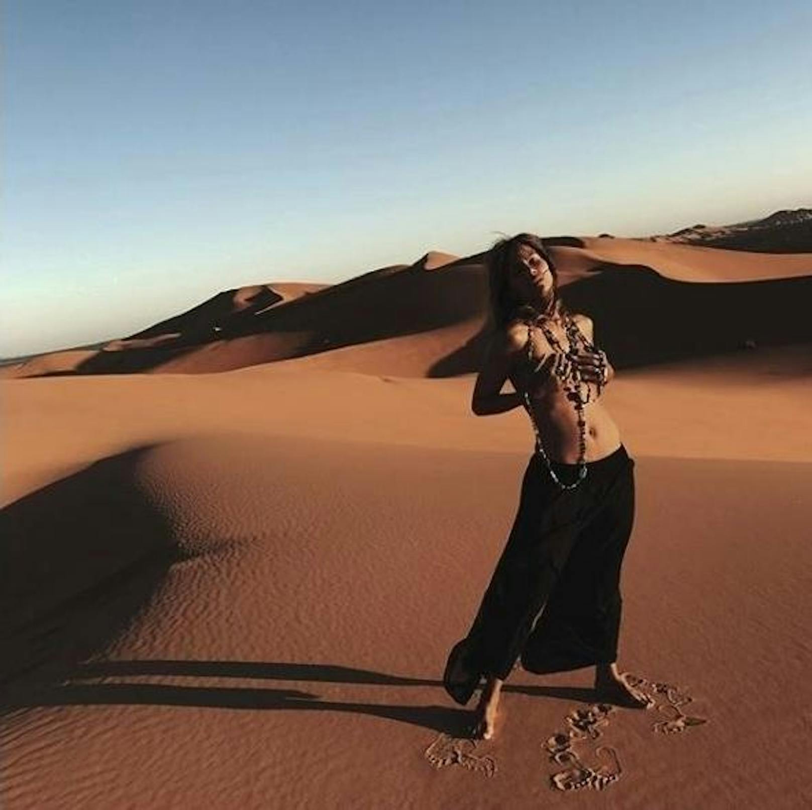 04.01.2019: "Passt auf euren Körper auf. Es ist der einzige Platz, den ihr zum Leben habt". Halle Berry zeigt sich auf einem mystischen Foto in der marokkanischen Wüste.