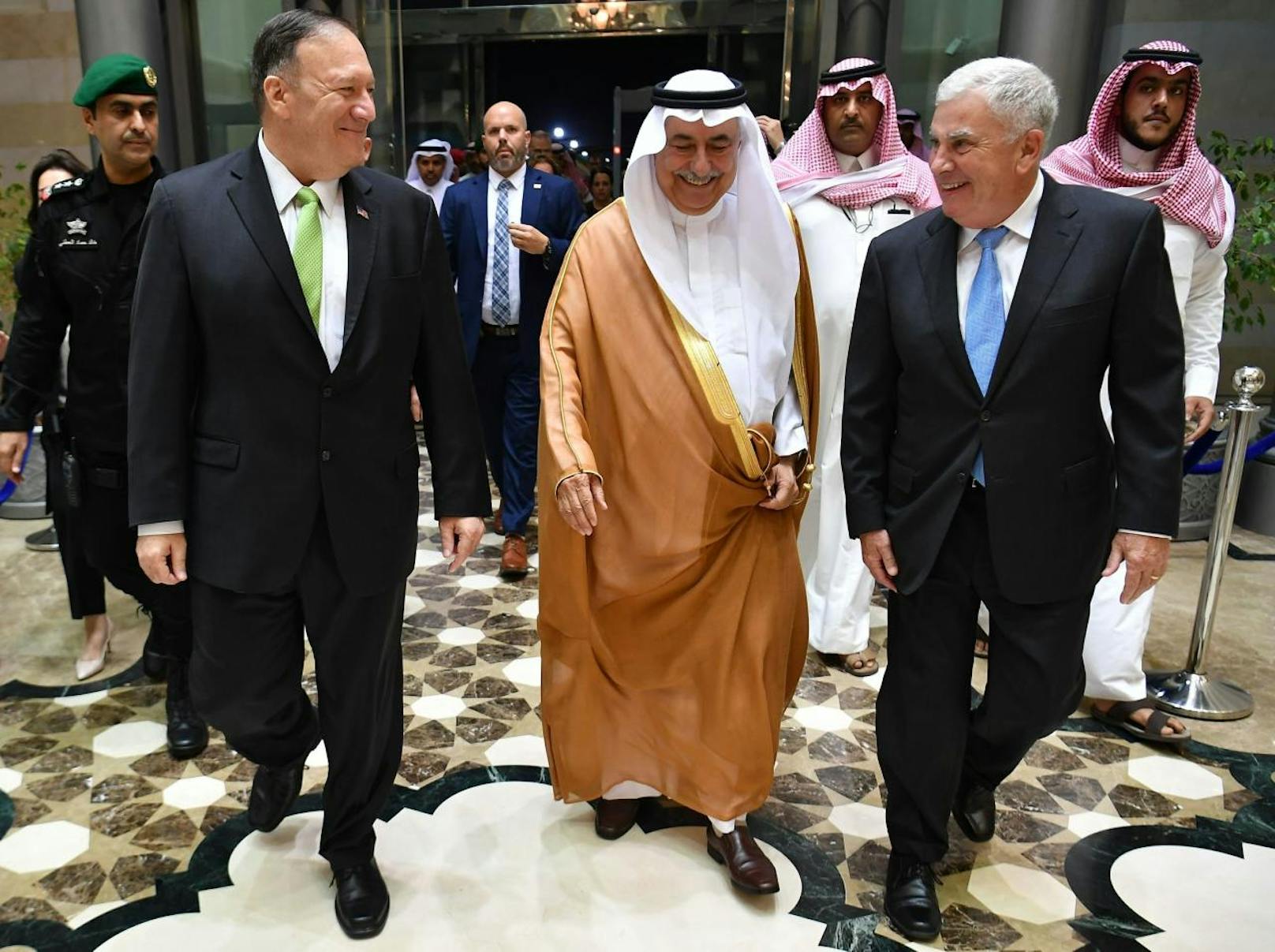 Der US-amerikanische Verteidigungsminister Mike Pompeo (l.) wurde vom saudischen Außenminister Ibrahim al-Assaf (M.) am Flughafen in Jeddah empfangen.