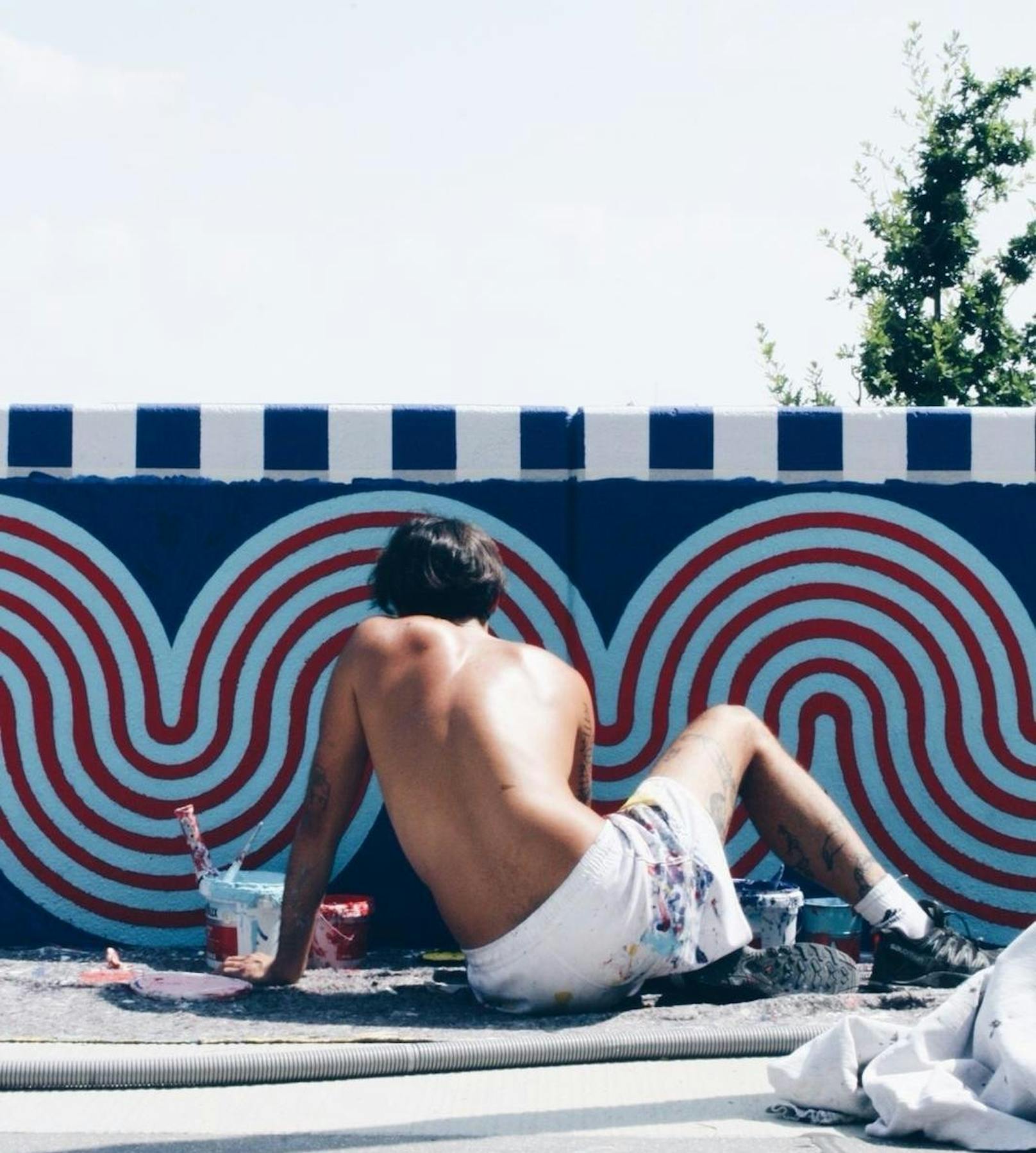 Wellen, bunte Kreise und Streifen-Muster: Künstler realisieren das Projekt von Sagmeister & Walsh in der Seestadt Aspern. Es geht darum, denn öffentlichen Raum zu verschönern und so für mehr Wohlbefinden zu sorgen.