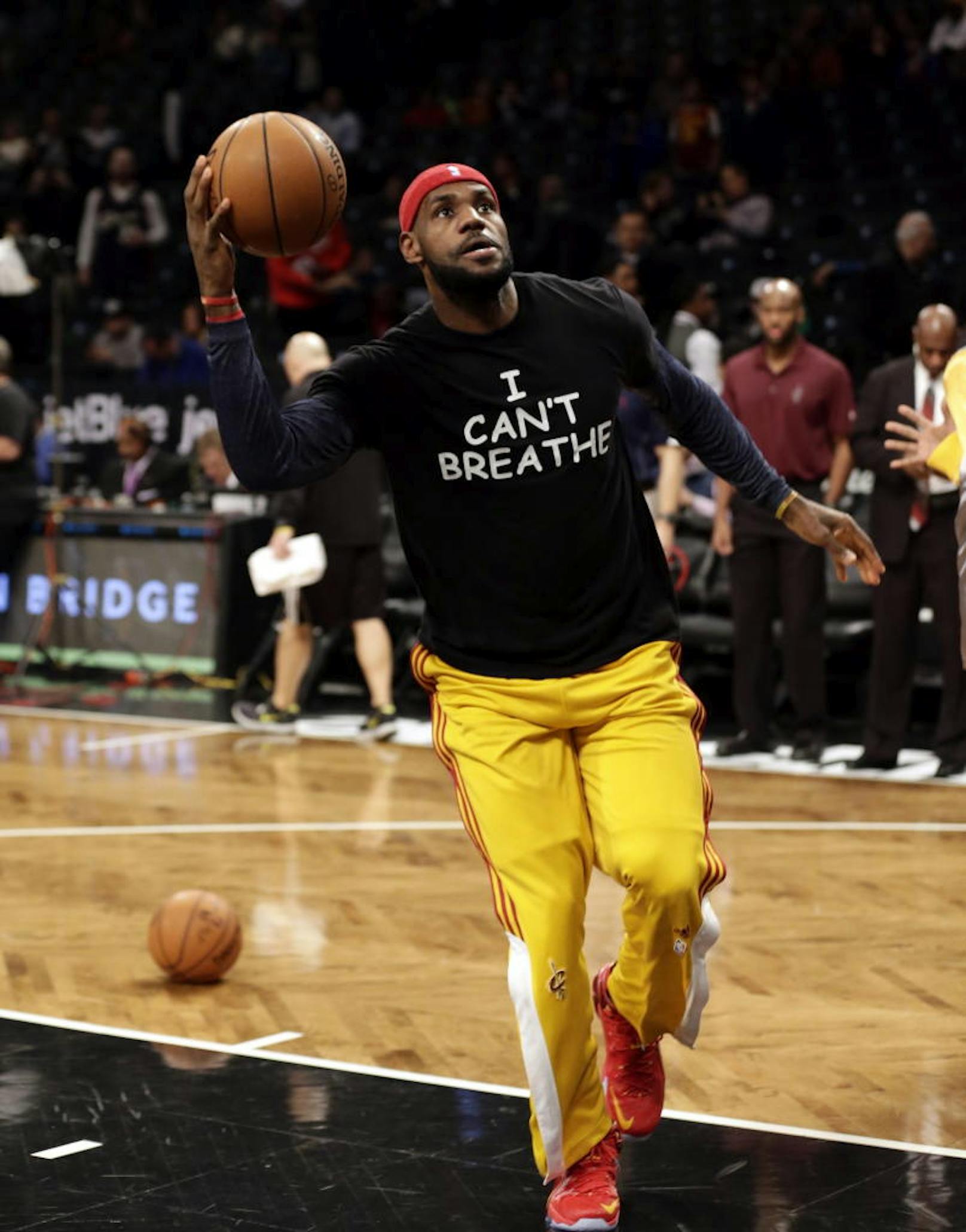 NBA-Superstar LeBron James trug 2014 ein Trikot mit der Aufschrift "I can?t breathe". Damit machte der Basketball-Superstar auf den Tod eines Afroamerikaners aufmerksam, der durch den Würgegriff eines Polizisten verstarb. 
