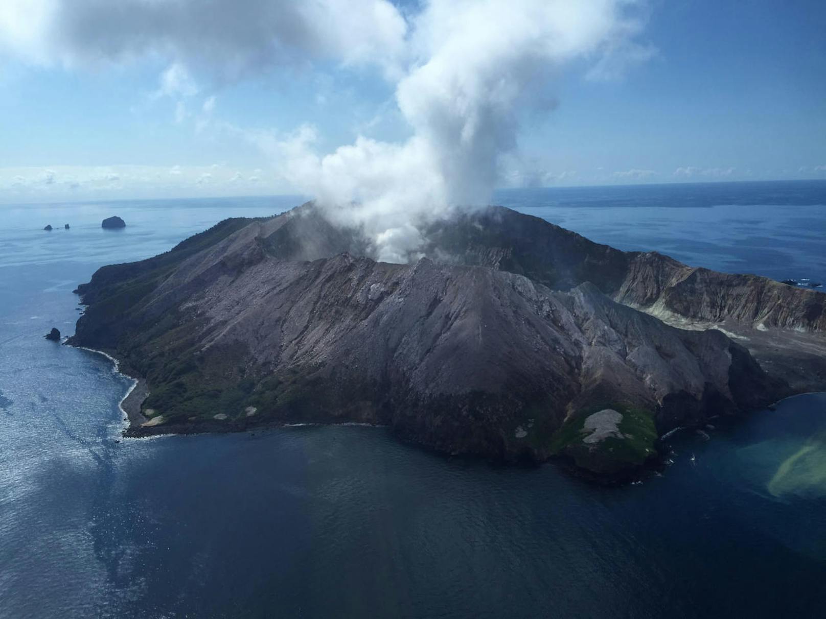 Ein Vulkanausbruch auf der neuseeländischen Insel White Island hat mindestens fünf Menschen das Leben gekostet.