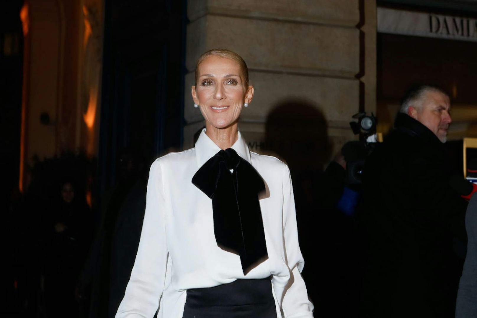 Das Lächeln gequält, die Masche fast größer als der schmale Kopf: Celine Dion am 22. Jänner 2019 bei der Giorgio Armani Prive Haute Couture Show in Paris