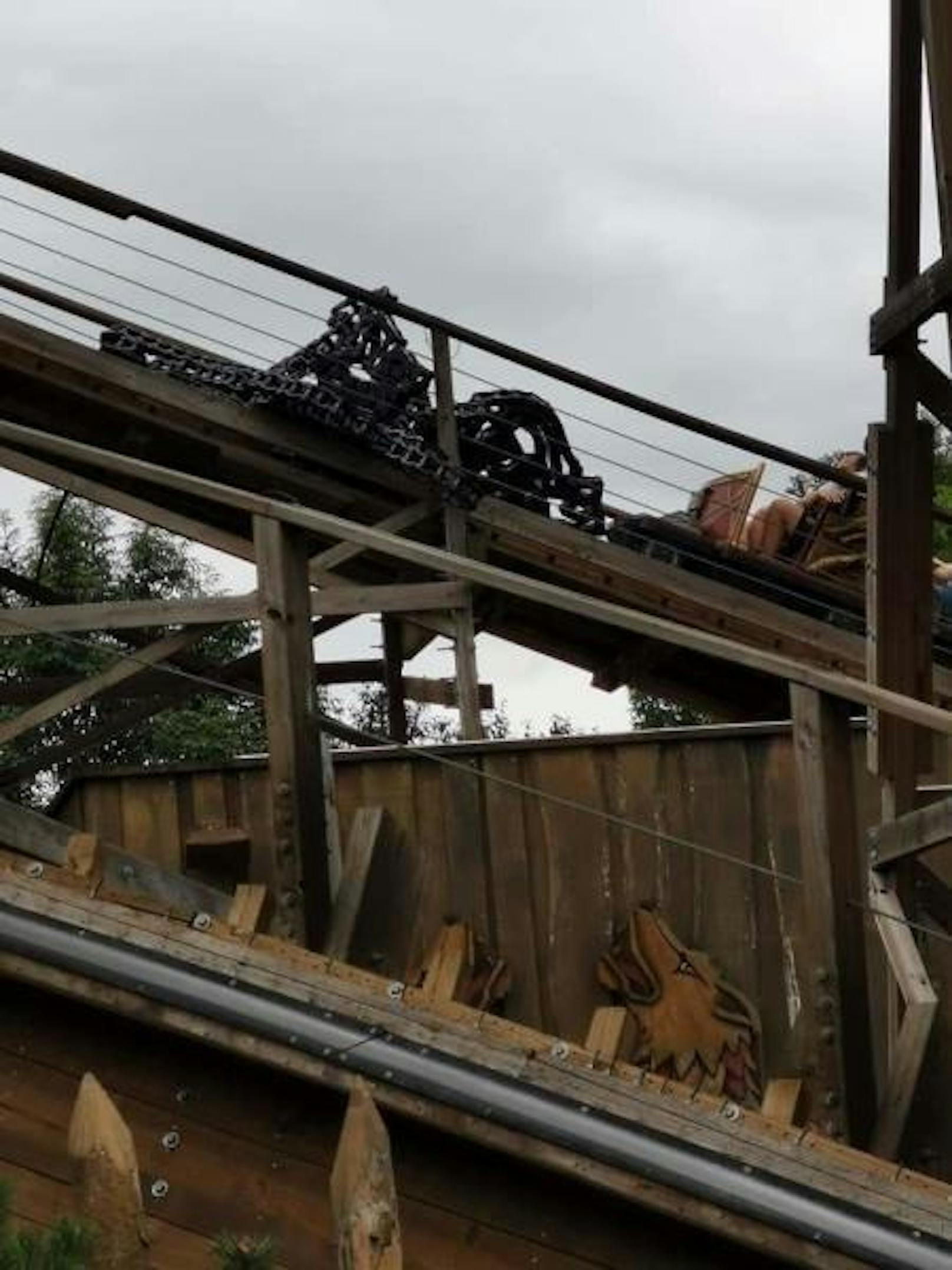 Bei der Holzachterbahn Wodan im Europa-Park ist am Dienstag eine Stahlkette, welche die Wagen nach oben zieht, gerissen.