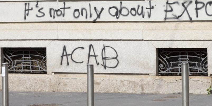 Die Buchstaben "ACAB" stehen für "All Cops Are Bastards".