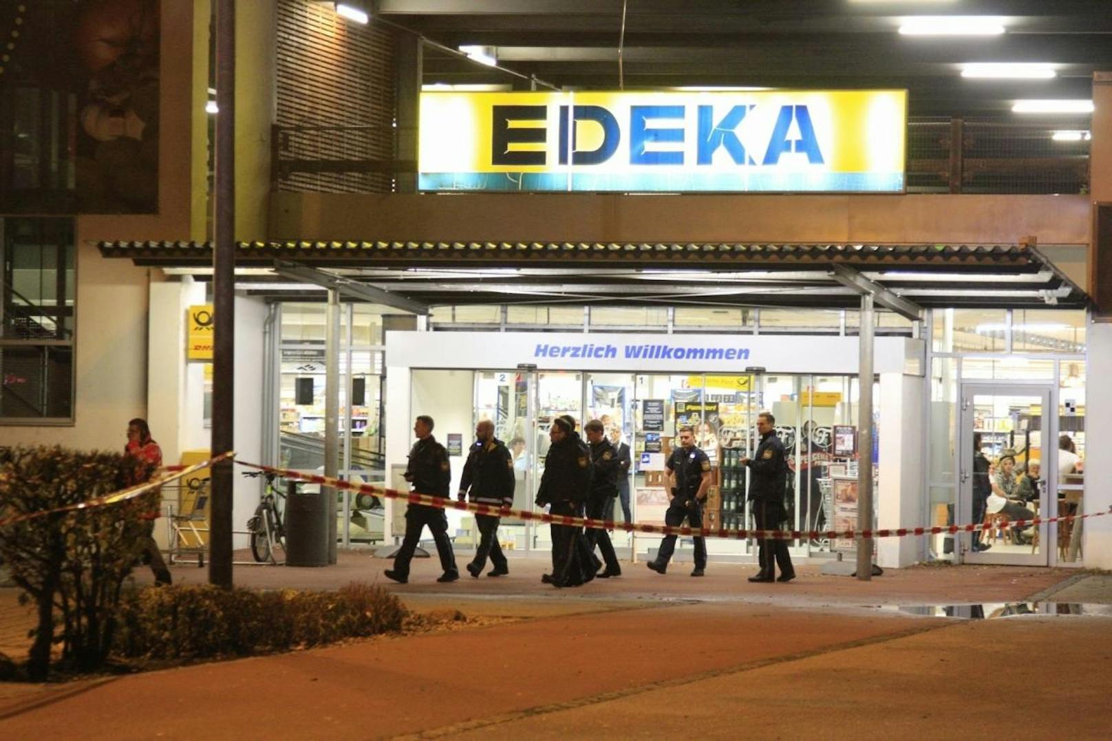 Bei einer Schießerei auf dem Parkplatz vor einem Supermarkt im niederbayerischen Abensberg ist am Mittwochabend ein 39 Jahre alter Mann getötet worden.