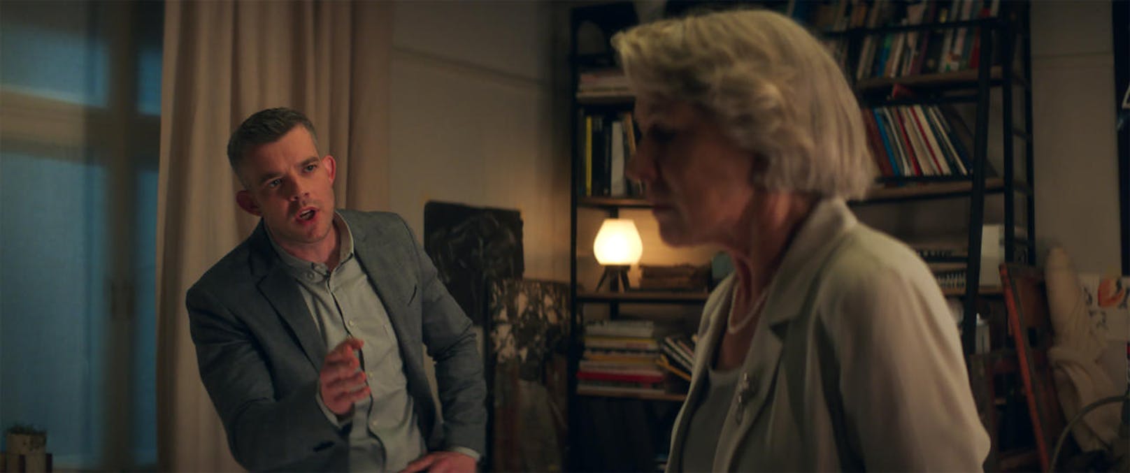 Stephen (Rosssell Tovey) rät seiner Oma (Helen Mirren) vom neuen Mann ab.