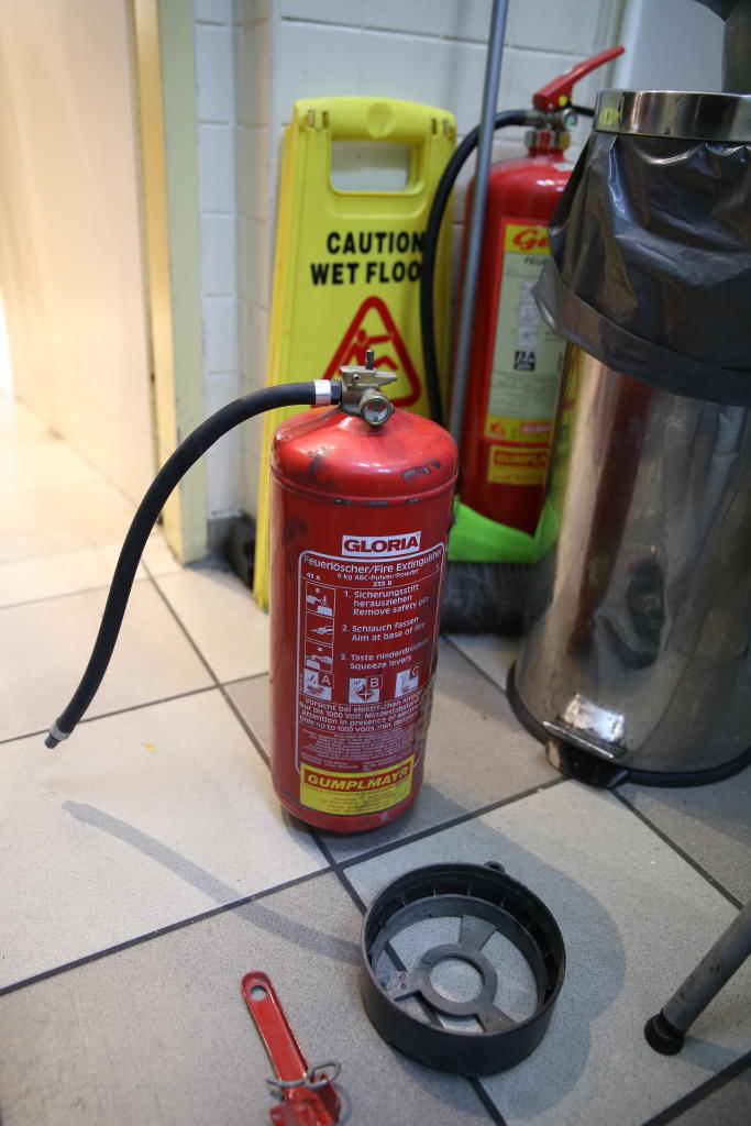 Zur Polizei sagte der Einbrecher, er sei betrunken gewesen. Deswegen dachte er wohl auch, dass aus einem Feuerlöscher Wasser kommt.