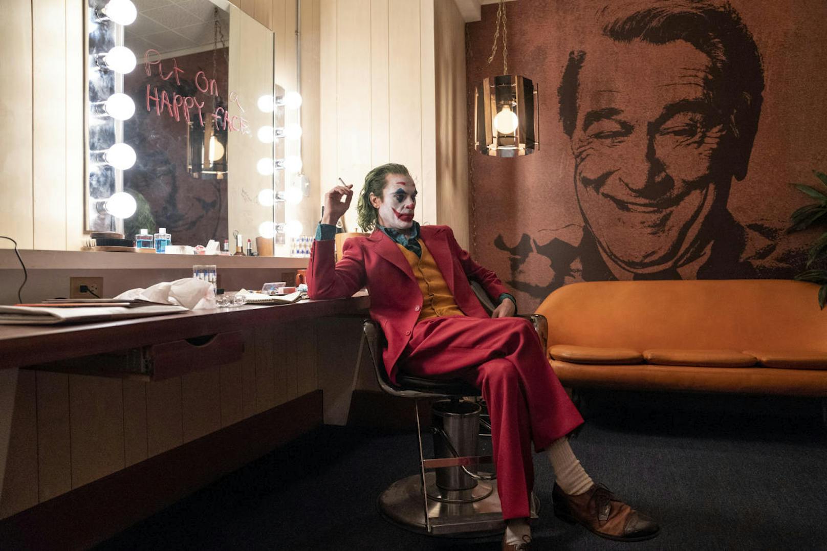 Im Gegensatz zu anderen Comciverfilmungen setzt "Joker" vor allem auf subtile Easter Eggs. So hängt etwa im Dressing Room der Murray-Franklin-Show ein Porträt des Moderators, das diesen mit einem übertrieben breiten Grinsen zeigt - eine Anspielung an das Erscheinungsbild von Jack Nicholsons Joker in "Batman" (1989).