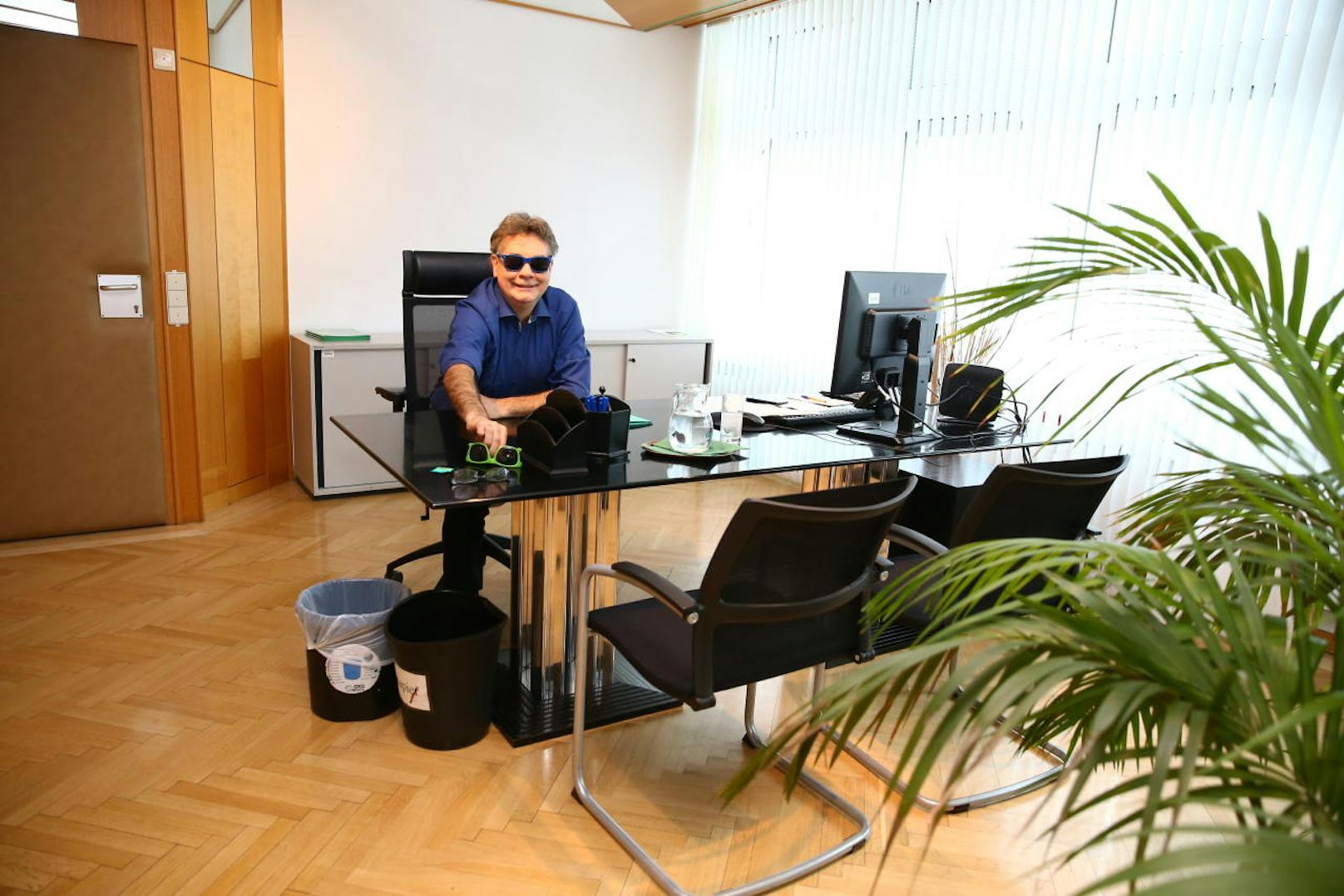 Drei Fotos, die Österreichs Politwechsel symbolisieren. In seinem Büro setzt Kogler beim "Heute"-Besuch plötzlich eine blaue Brille auf...
