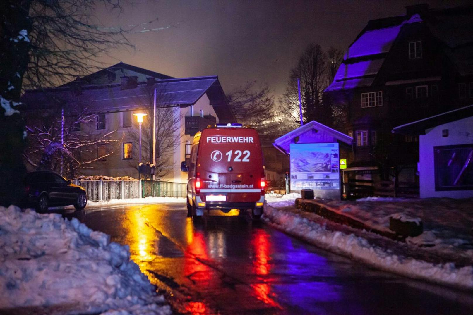 In Bad Gastein im Salzburger Pongau ist gegen Mitternacht eine Mure auf zwei Wohnhäuser niedergegangen. Zwei Eingeschlossene konnten lebend geborgen werden.