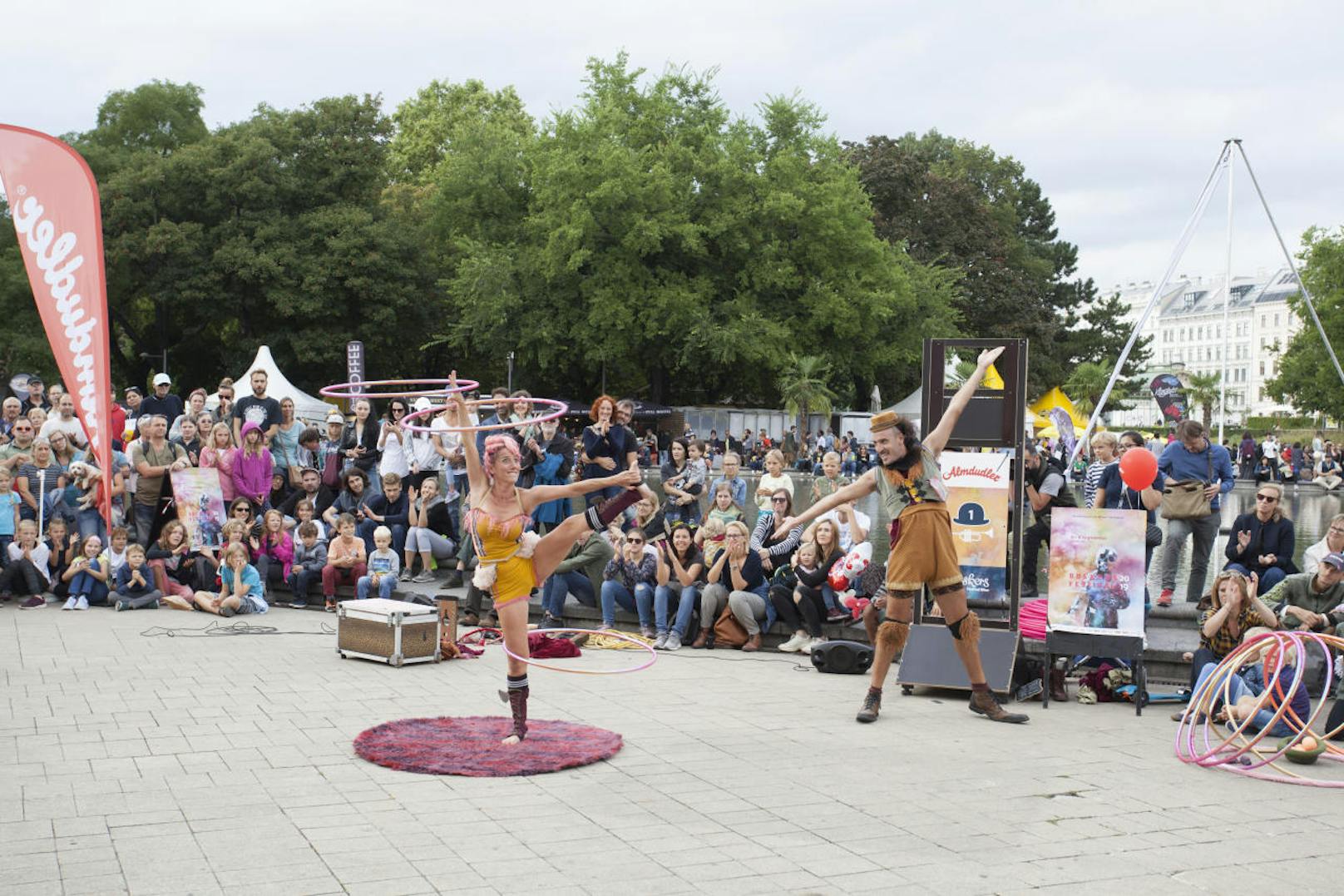 Die Clown-Akkrobaten aus Uruguay fesseln mit zirkusreifen Tricks, die die Lachmuskeln in Schwung versetzen.