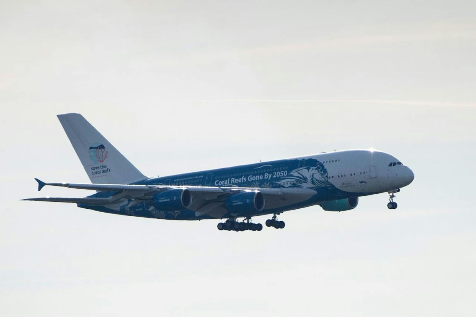 Der Airbus A380 der maltesischen Fluglinie "Hi Fly" bringt rund 300 Europäer aus der Virusregion Wuhan in China nach Frankreich. Am Militärflugplatz Istres-Le-Tube werden sieben Österreicher vom Bundesheer abgeholt und weiter nach Wien geflogen. 