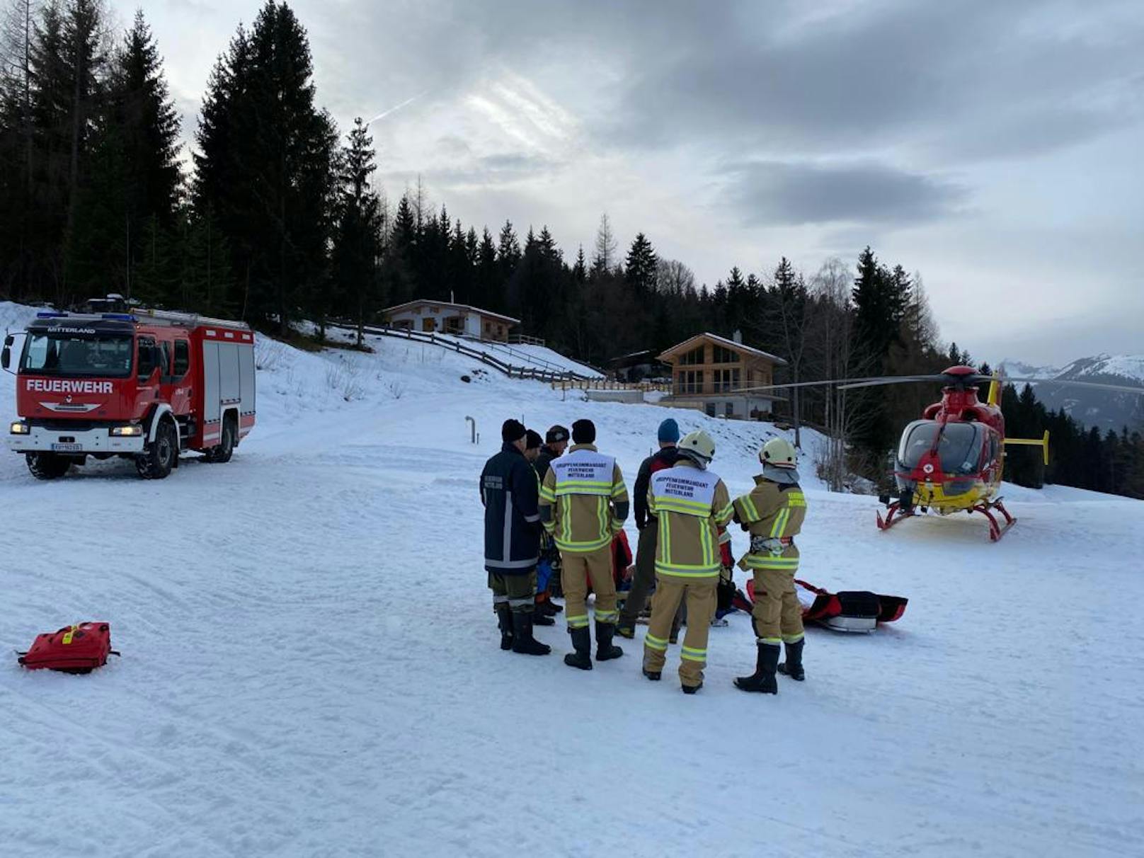 In Oberösterreich kam es beim Traunsee zu einem schweren Unfall mit einem Bob. Immer wieder muss die Rettung im Winter ausrücken, um verletzte Rodler zu versorgen. Im Bild ein Fall aus Tirol.