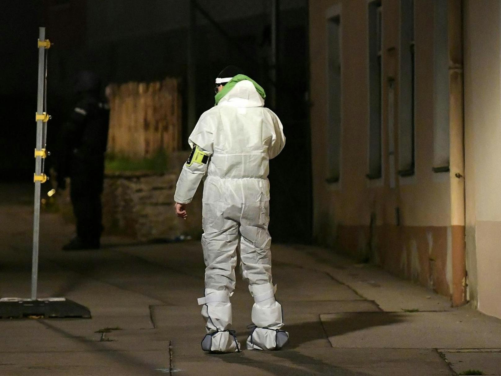 Ein Beamter der Spurensicherung am Tatort im Innenhof eines Wohnhauses in Wien-Döbling