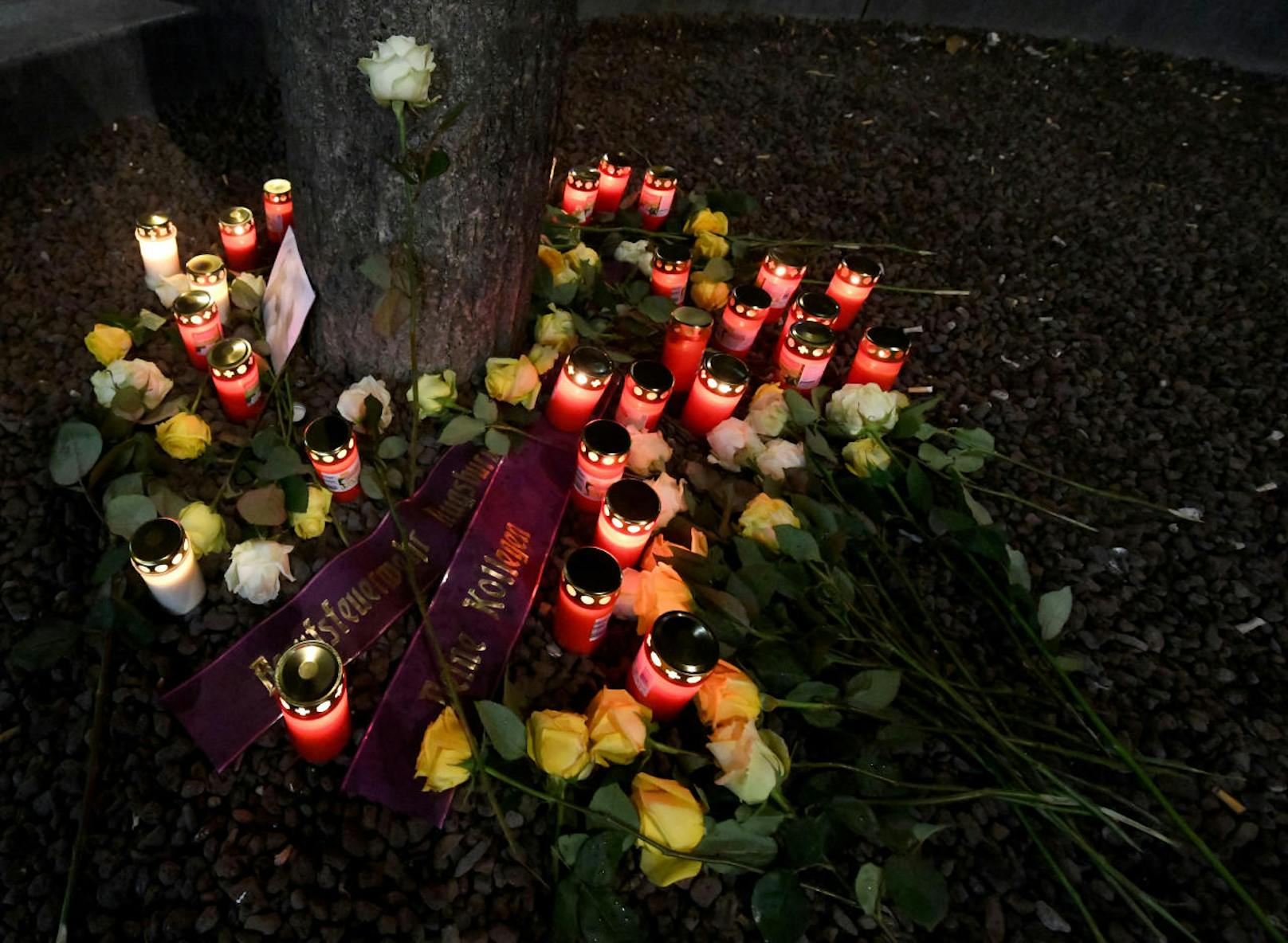 Mitten in Augsburg brennen am Königsplatz Kerzen und sind Blumen niedergelegt. Ein Mann war am Abend des 06.12.2019 hier in einer Auseinandersetzung mit einer Gruppe so schwer verletzt worden, dass er starb.