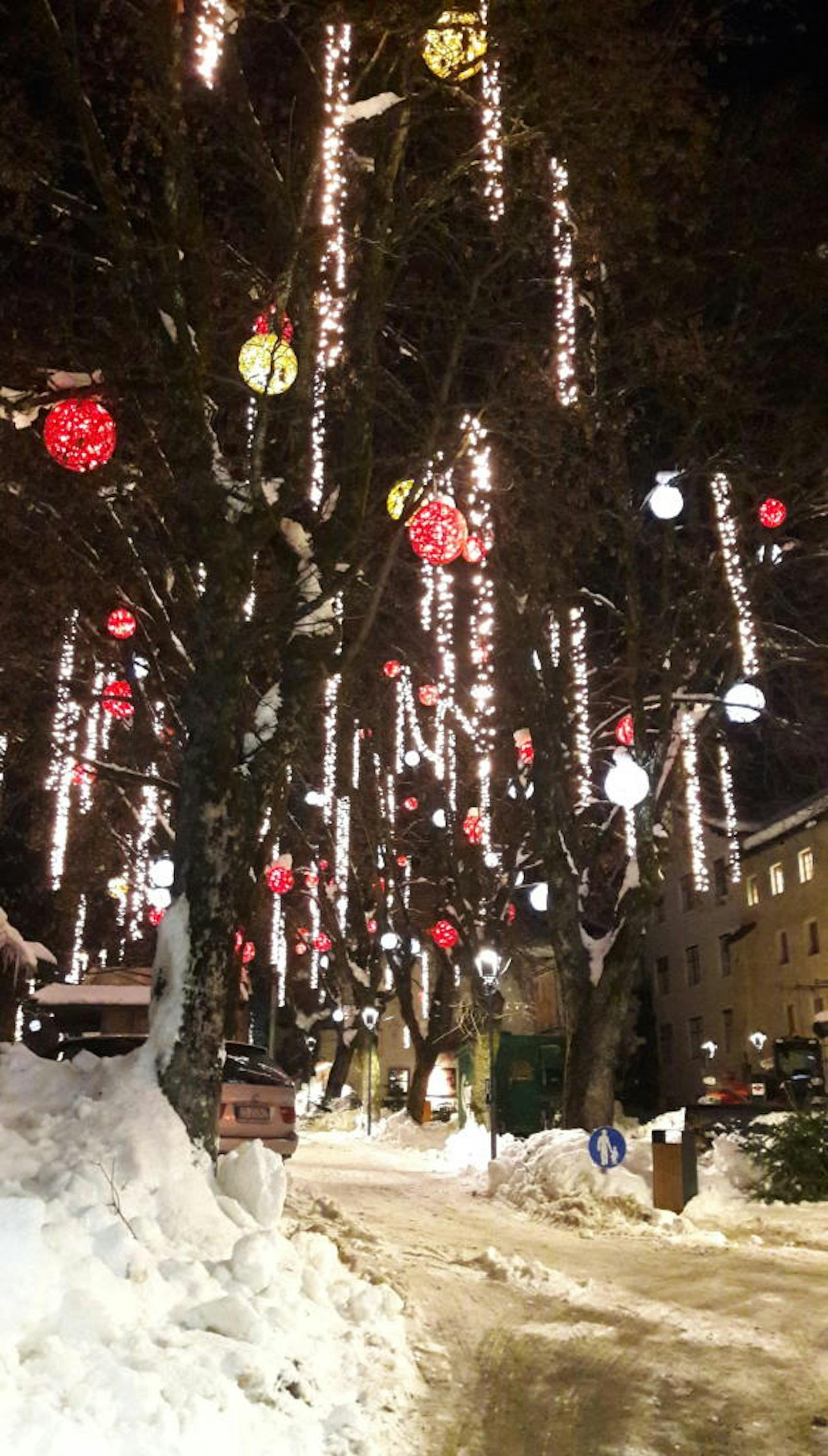 Weihnachten ist zwar seit vier Wochen passe, in Kitzbühel sind die Bäume trotzdem mit Lichterketten und Co. geschmückt.