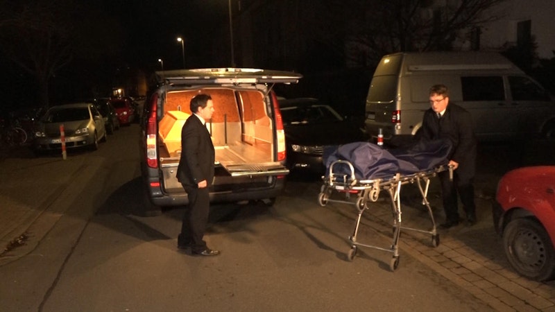 Von Wien aus wollte die junge Deutsche die Welt bereisen: Ihr Job bei einer Airline war startklar, und die Koffer waren schon gepackt, als ihr abgewiesener Bekannter Patrick S. (34) Samstagnacht über den Balkon in ihre Wohnung in Hannover eindrang.