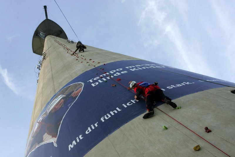 Im Rahmen einer Spendenaktion der Initiative Licht ins Dunkel zusammen mit der Taschentuchmarke Tempo bestieg Holzer am 8. November 2006 erstmals den Wiener Donauturm (150 Meter).