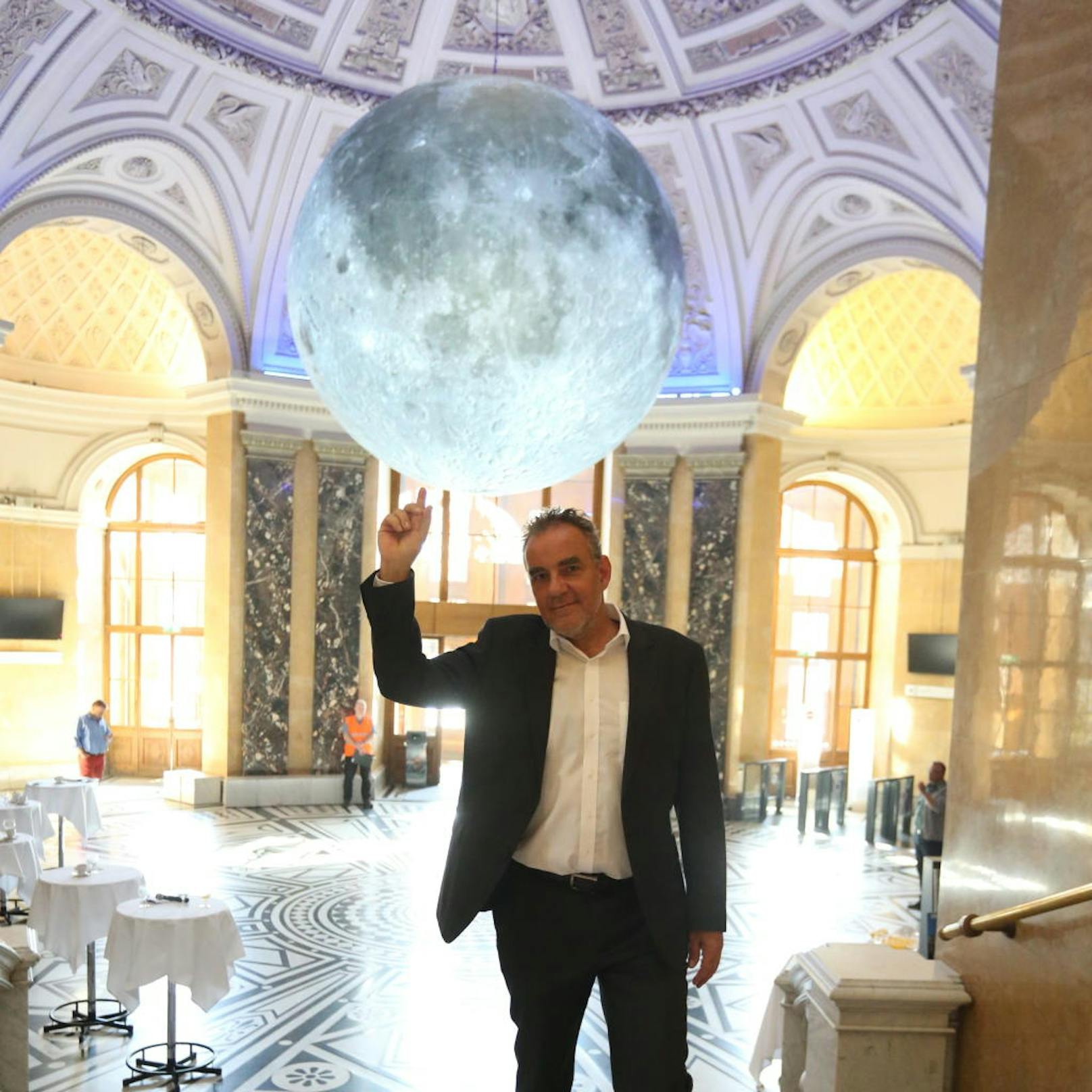 Den Mond auf der Fingerspitze: Andreas Hantschk von der Abteilung Ausstellung und Bildung des Naturhistorischen Museum hält den Mond nicht nur hoch, sondern auch in Ehren.