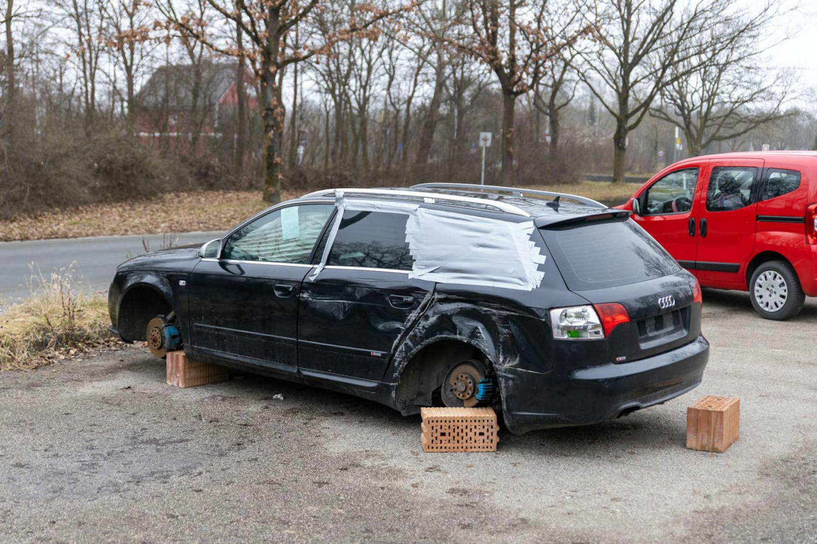 Schon seit November steht der demolierte Audi auf einem Parkplatz beim Wasserwald. Auch die Reifen wurden bereits abmontiert.
