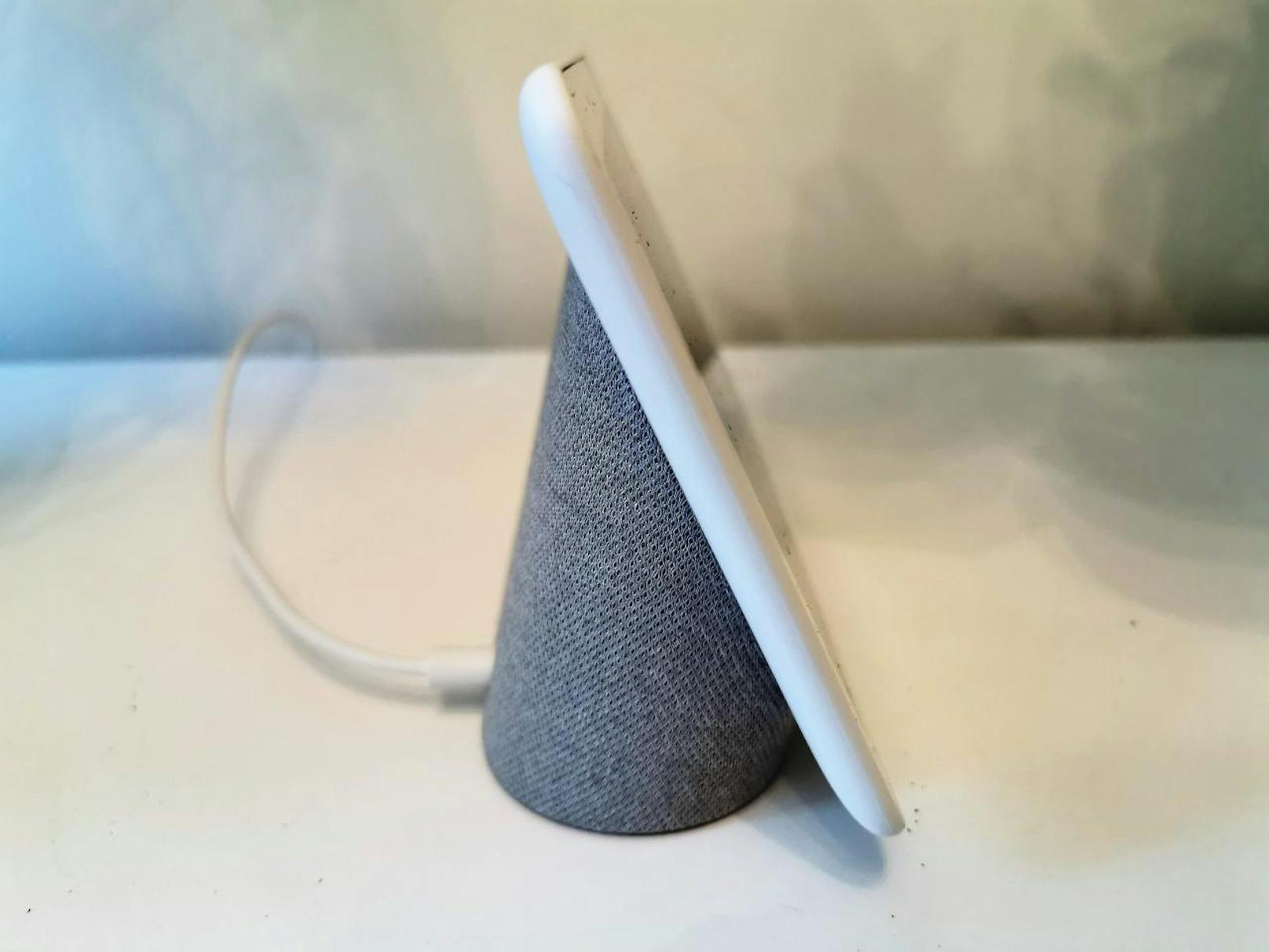 Die Musikqualität ist besser als mit dem Minispeaker von Google und kommt an die Qualität des größeren Google Home ran. Der Klang ist klar und überraschend Bass-lastig, ein Soundwunder darf man sich aber nicht erwarten.