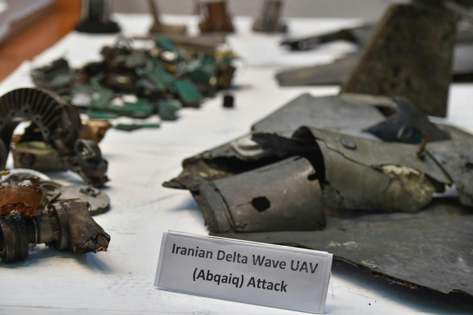 Das saudische Verteidigungsministerium präsentierte am Mittwoch Wrackteile von Drohnen und Marschflugkörpern vom Angriff auf die größte Ölraffinerie Saudi-Arabien. Saudi-Arabien macht den Iran für die Angriffe verantwortlich.