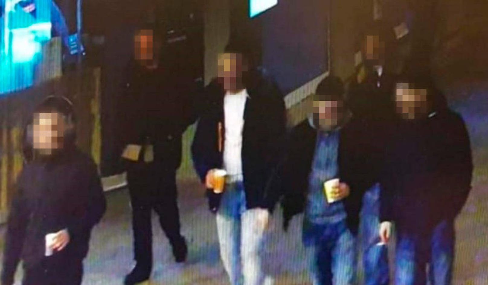 Ein kurzes Video kursierte im Netz und zeigte offenbar die tödliche Prügel-Attacke am Augsburger Königsplatz. Auf dem Bild sind die jungen Männer zu sehen, die mit dem 49-jährigen Feuerwehrmann in einen Streit gerieten.