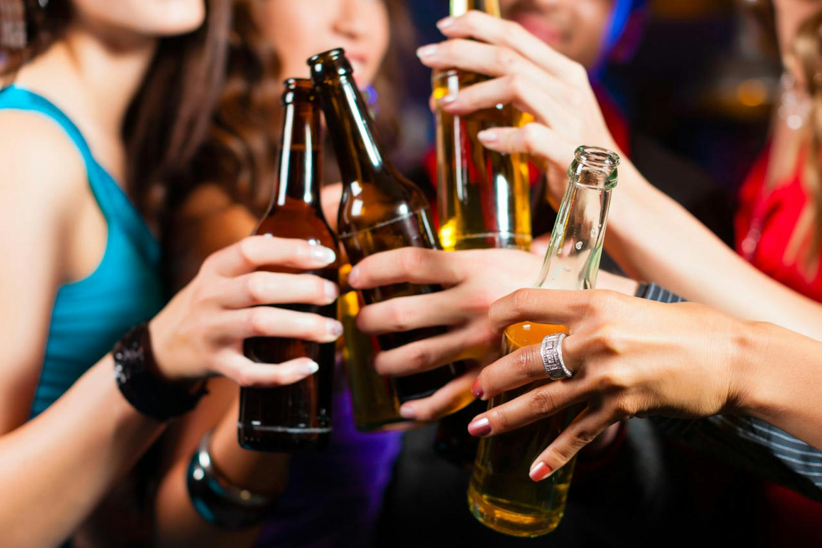 Nach 22 Uhr darf kein Alkohol aus Glasflaschen auf Straßen, Grünflächen und in öffentlichen Verkehrsmitteln getrunken werden.