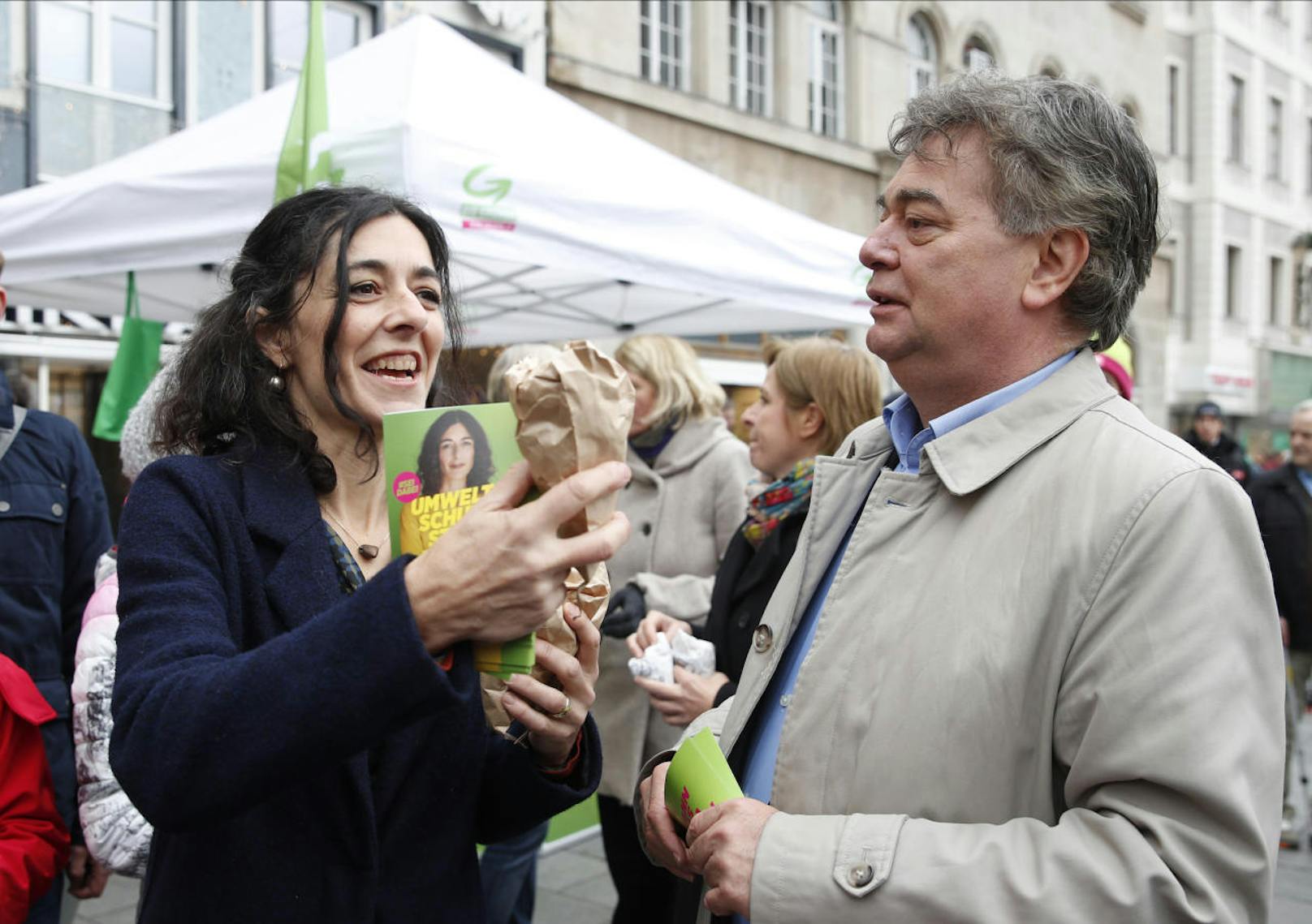 Die Grüne Spitzenkandidatin Sandra Krautwaschl (links) und der Grüne Bundesparteiobmann Werner Kogler während des "Wahlkampfabschluss" der Grünen Steiermark am Freitag, 22. November 2019, in Graz