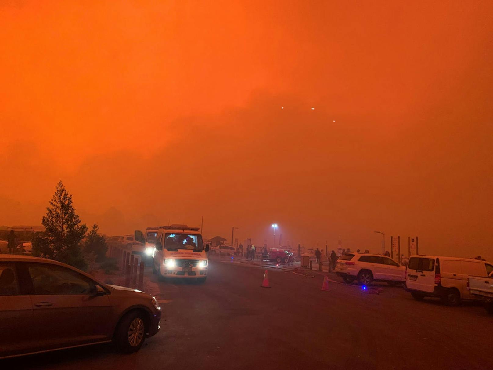 Die Flammen färben den Himmel in Mallacoota, Australien, in bedrohlichen Rot- und Gelbtönen.