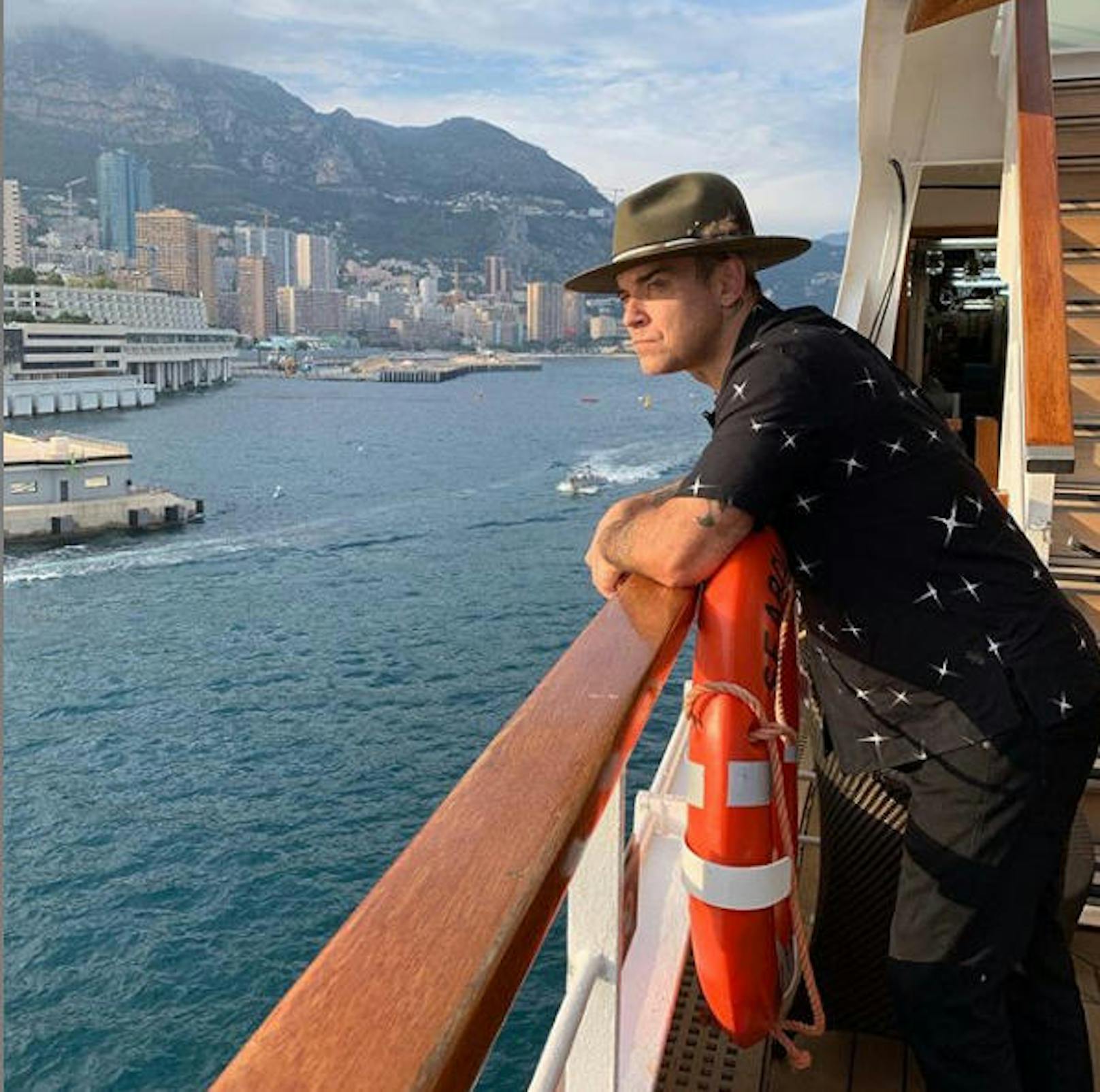 27.5.2019: "Hab mir grad ein Boot gekauft", schrieb Sänger Robbie Williams (45). Meint er es ernst? Seine Fans sind sich nicht sicher. 