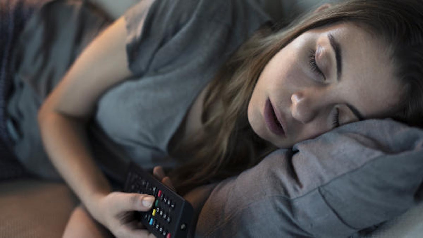 <b>2. Du schläfst mit einem laufenden Fernseher</b>
Wer regelmäßig mit einem leuchtenden Bildschirm einschläft, beeinflusst seine Schlafqualität negativ.