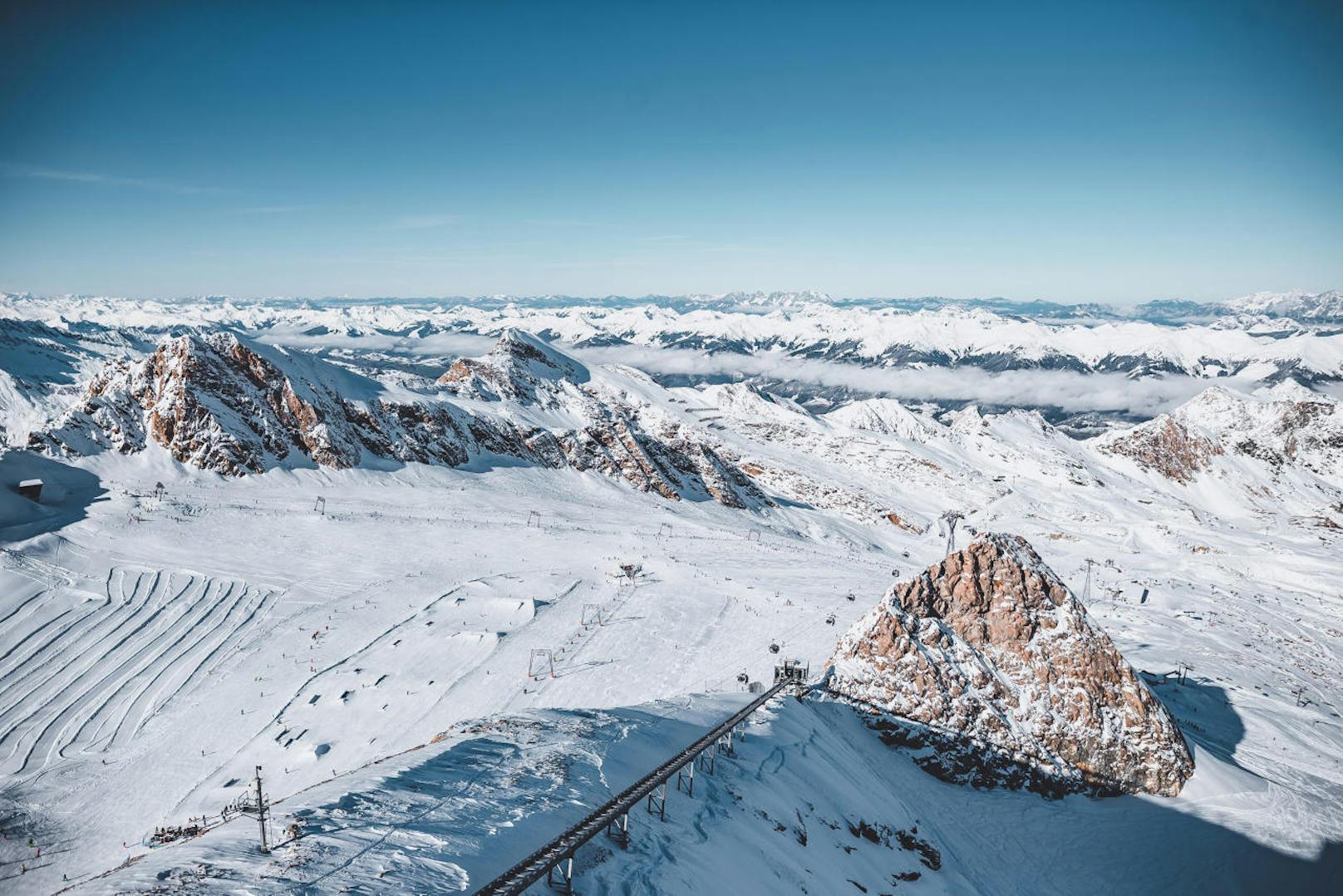 Die Pisten und Loipen am Kitzsteinhorn-Gletscher und die atemberaubende verschneite Bergwelt bei Sonnenschein und wolkenlosem, blauem Himmel, aufgenommen am 10. November 2019, Kaprun, Österreich.