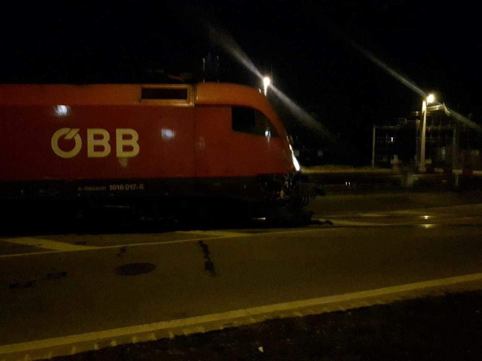 Ein Güterzug der ÖBB kollidierte mit einem LKW.