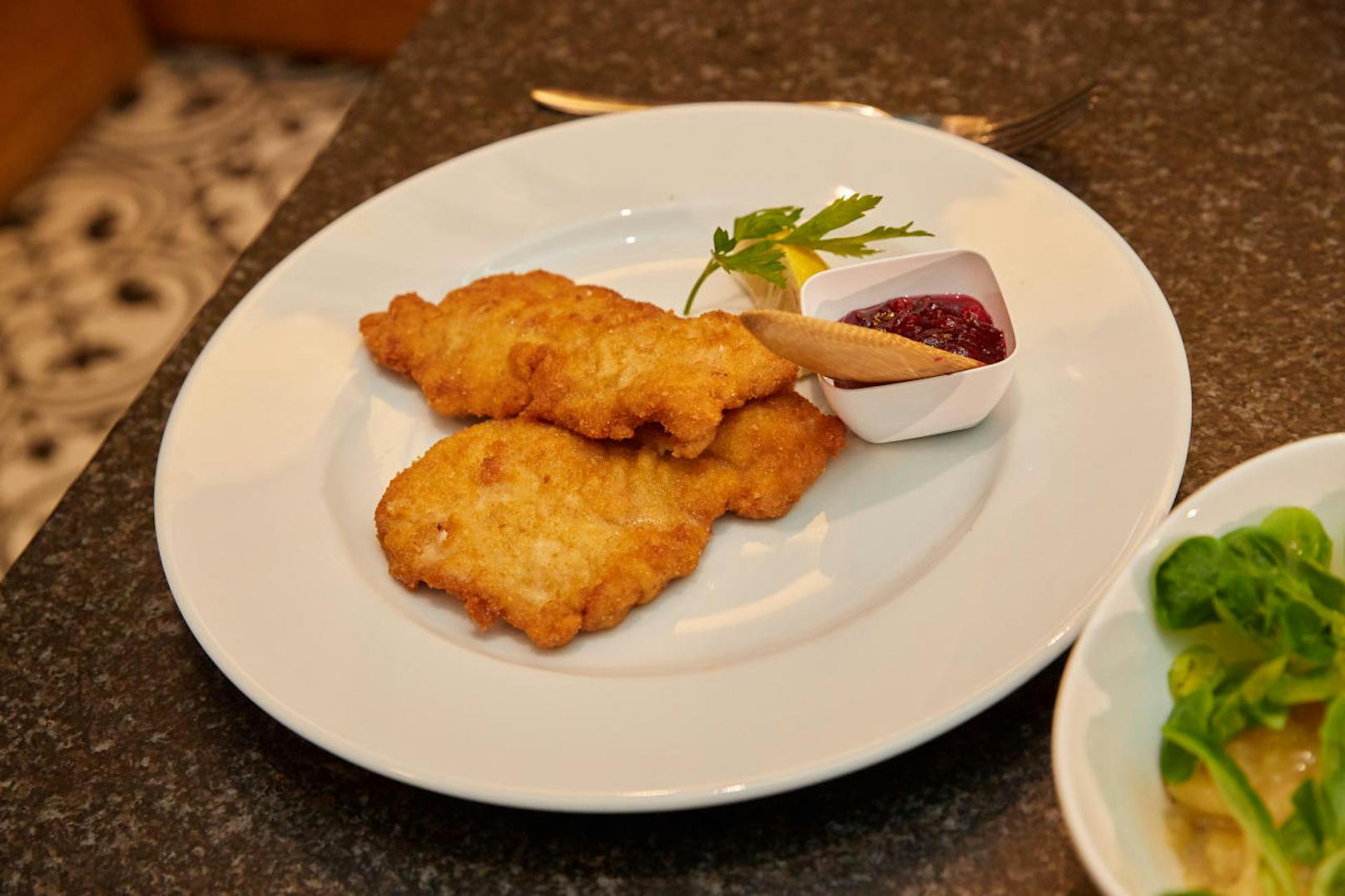 Das traditionelle Wiener Schnitzel vom Kalb - im Gasthaus: Fleisch stammt zu 80 Prozent aus Holland.